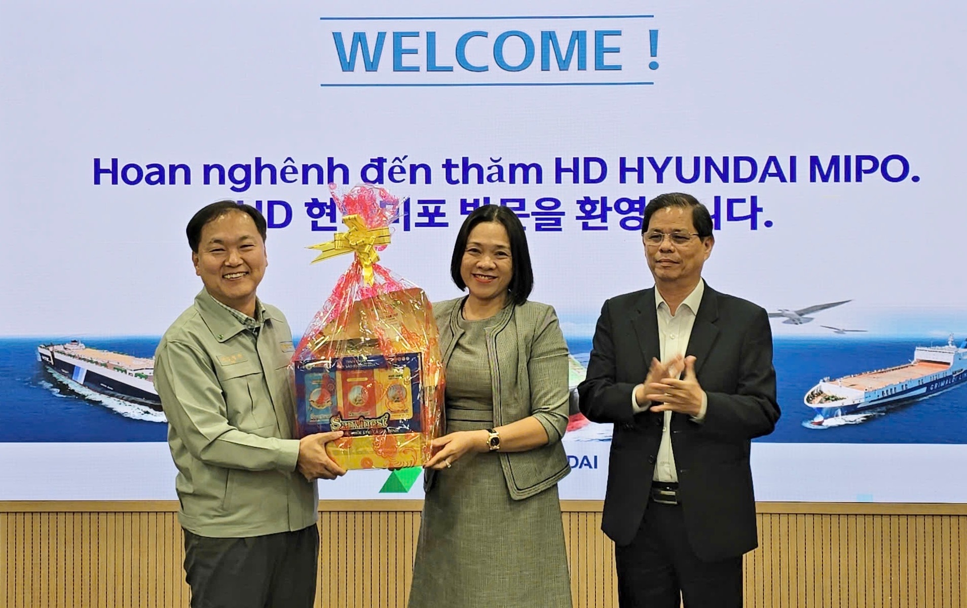 Lãnh đạo tỉnh Khánh Hòa tặng quà cho Tổn giám đốc Công ty Đóng tàu Hyundai Mipo.
