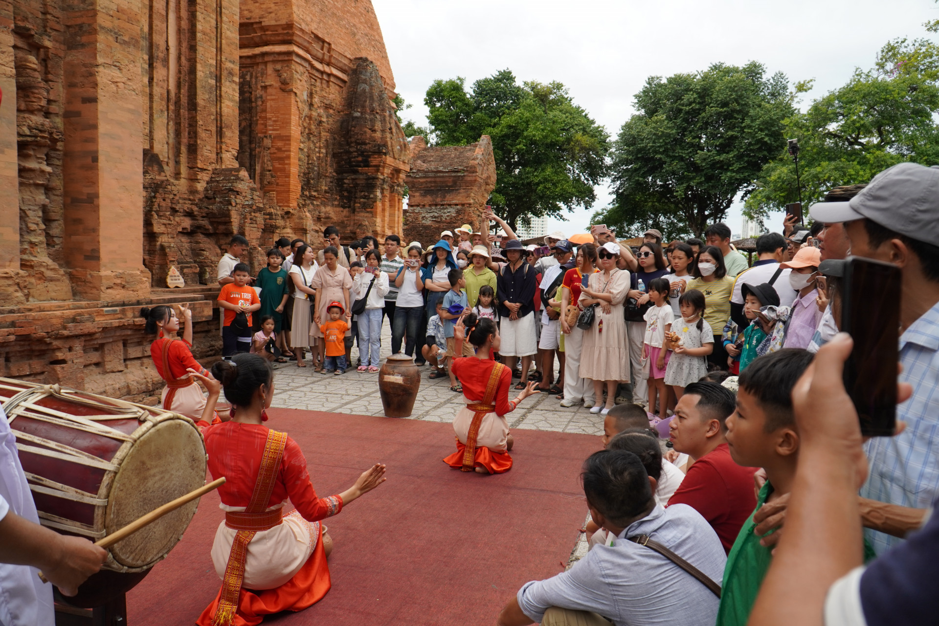 Xe buýt sẽ đưa khách đến tham quan các điểm du lịch nổi tiếng như Tháp bà Ponagar