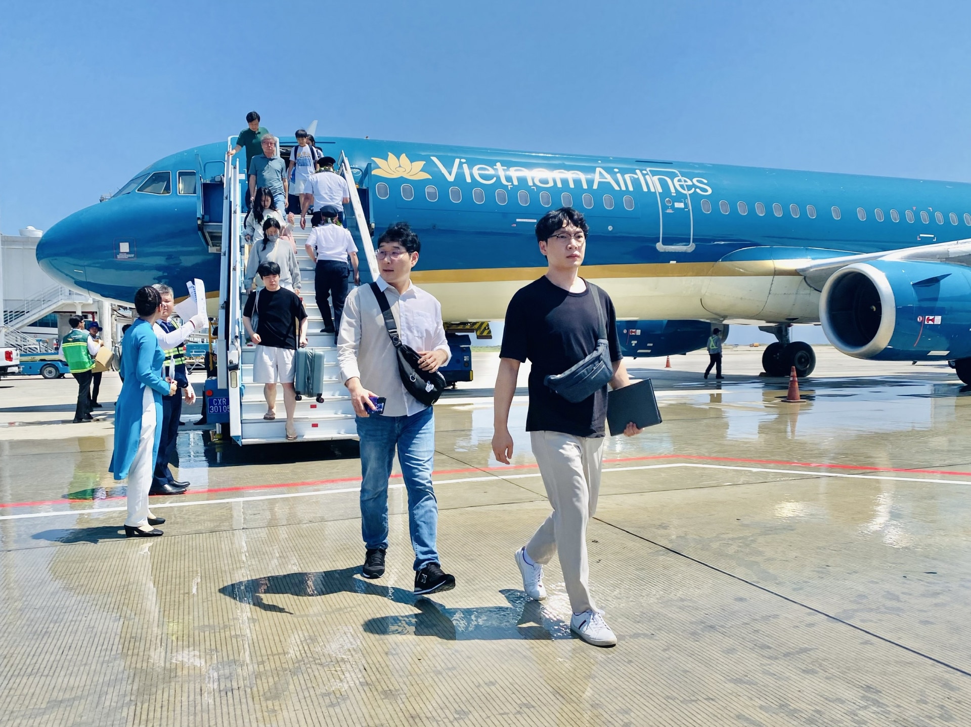 Khách du lịch Hàn Quốc đến Khánh Hòa trên chuyến bay của Vietnam Airlines từ Incheon (Hàn Quốc) đến Cam Ranh