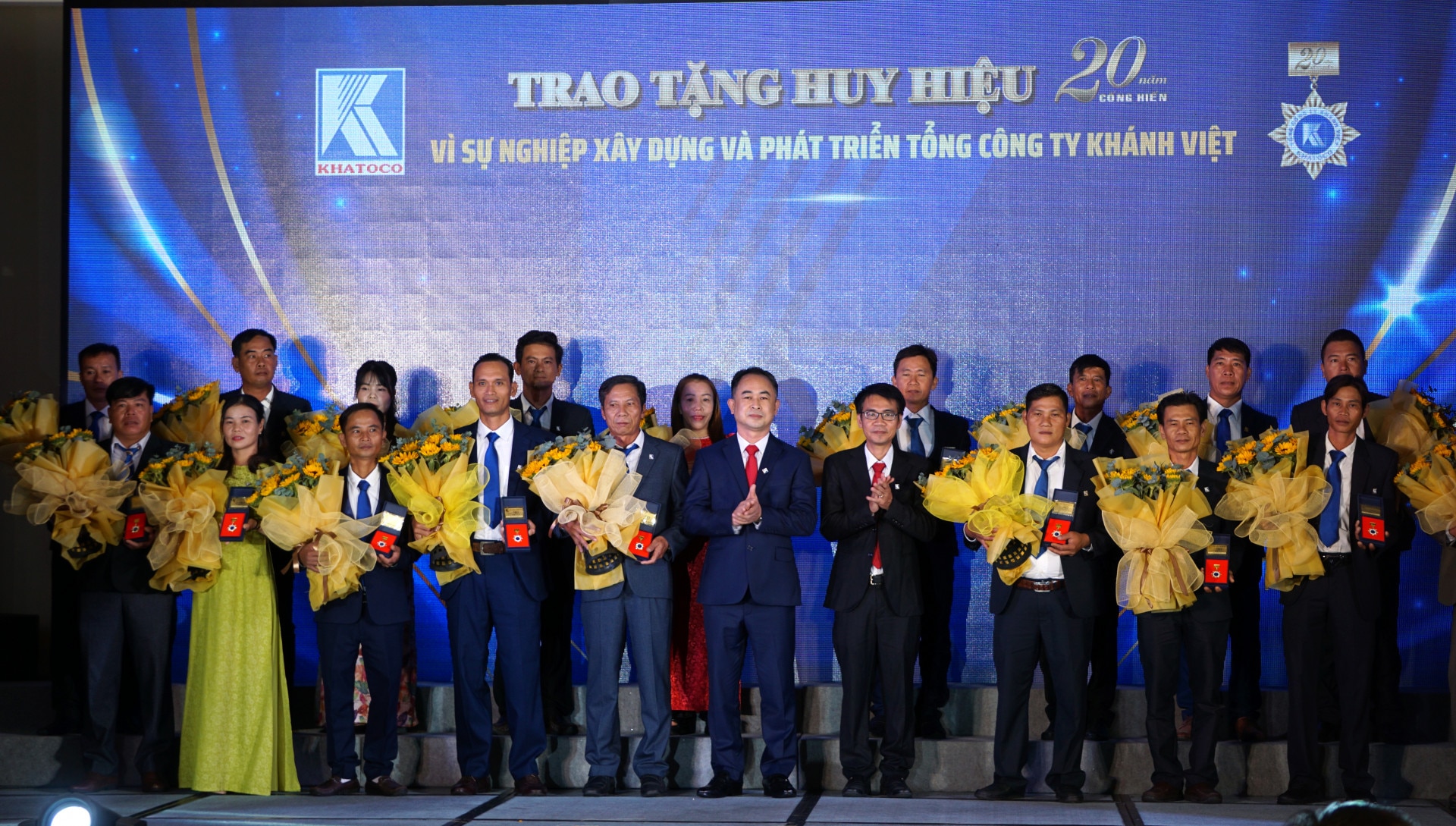 Lãnh đạo Khatoco trao huy hiệu 20 năm “Vì sự nghiệp xây dựng và phát triển Tổng Công ty Khánh Việt” cho các cá nhân