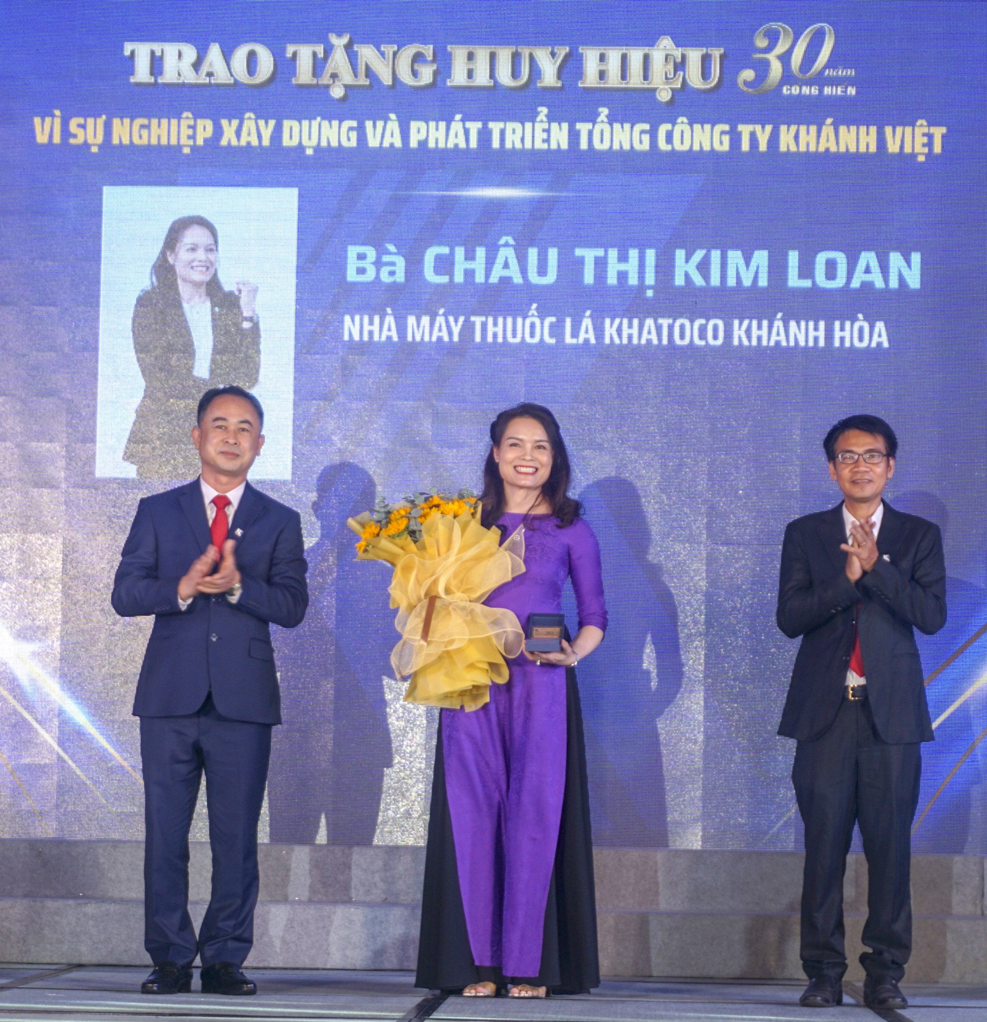 Lãnh đạo Khatoco trao Huy hiệu 30 năm “Vì sự nghiệp xây dựng 
và phát triển Tổng Công ty Khánh Việt” cho bà Châu Thị Kim Loan - 
Giám đốc Nhà máy Thuốc lá Khatoco Khánh Hòa.
