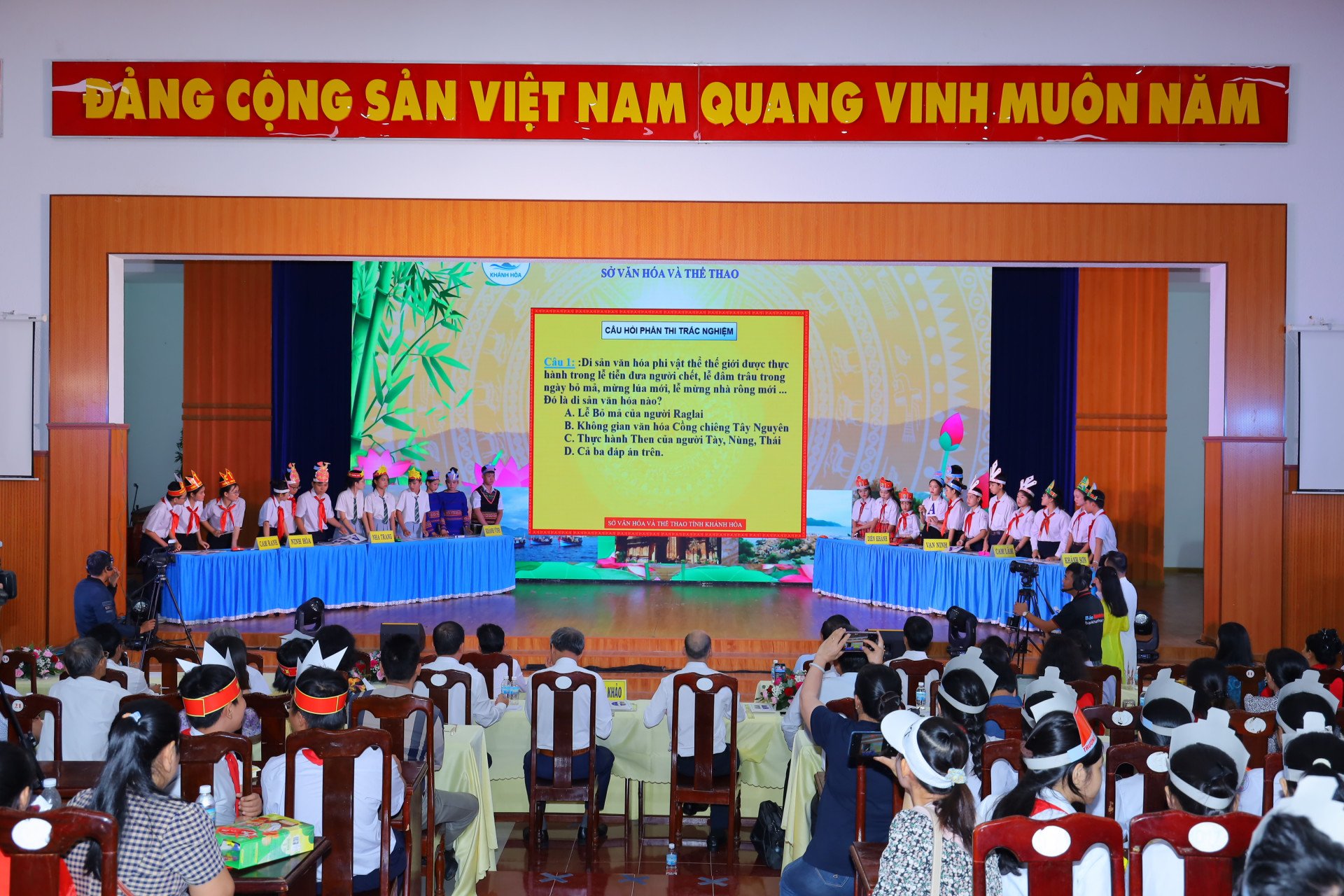 Quang cảnh các đội tham gia phần thi Tìm hiểu di sản thế giới tại Việt Nam, tìm hiểu di tích - danh thắng quốc gia tại Khánh Hòa, Luật Di sản văn hóa, di tích cấp tỉnh - danh thắng tại địa phương và phần thi Nhận biết di tích - danh thắng qua hình ảnh; Tài năng biểu diễn nghệ thuật truyền thống.  