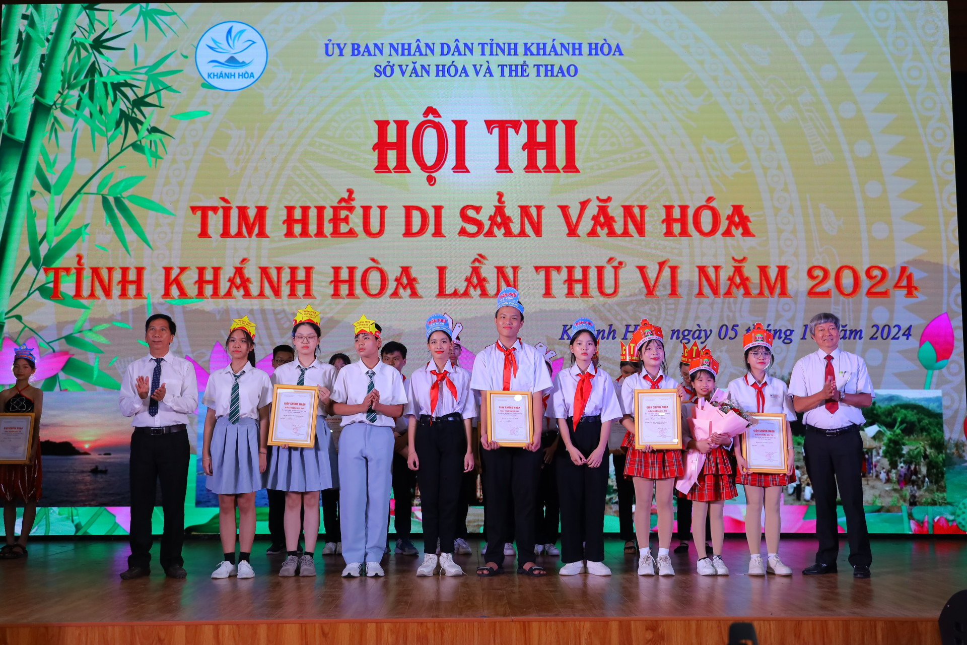 Đại diện ban tổ chức trao giải Nhì cho các đội thi đến từ TP. Nha Trang, huyện Diên Khánh, huyện Vạn Ninh.