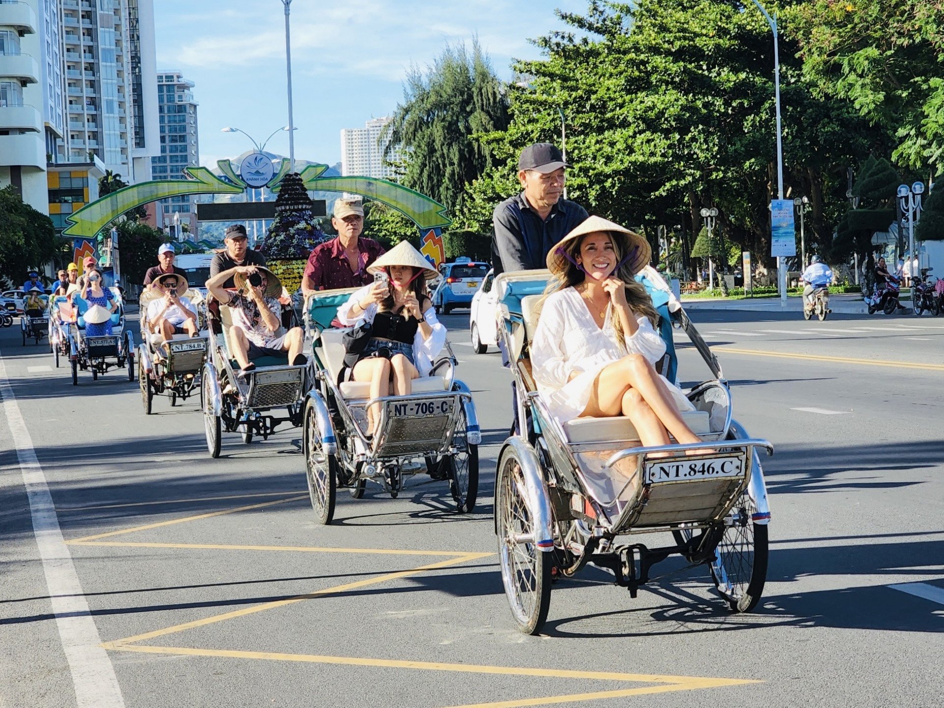 Khách du lịch tàu biển rất thích các tour dạo phố Nha Trang bằng xích lô