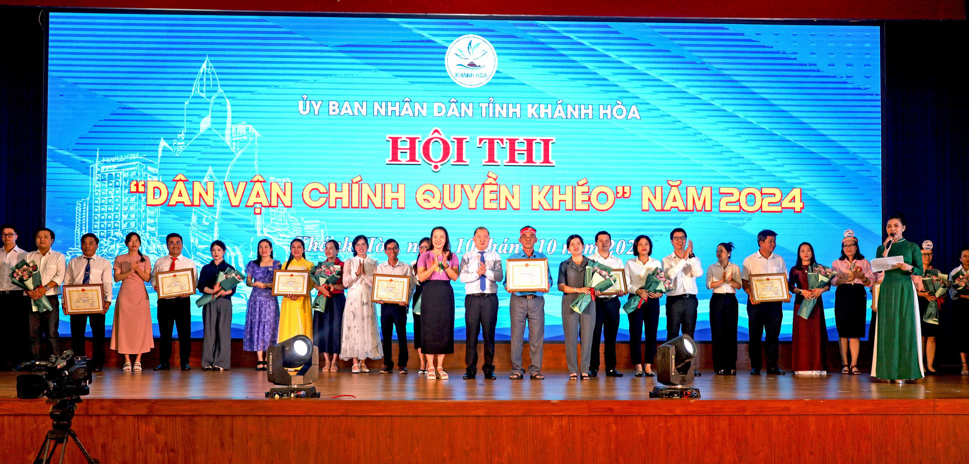 Ban Tổ chức trao giải Nhất Hội thi Dân vận chính quyền khéo (thi trực tiếp) và bằng khen của UBND tỉnh cho đội thị xã Ninh Hòa.