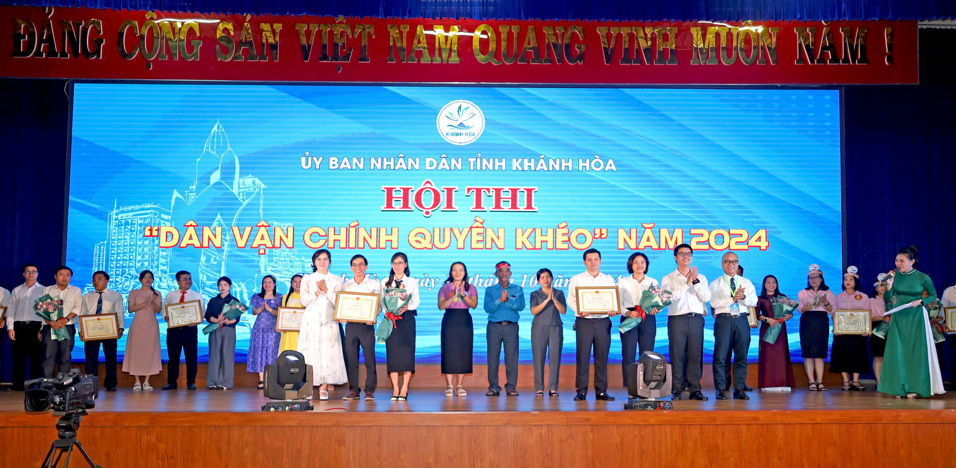 Ban Tổ chức trao giải Nhì Hội thi Dân vận chính quyền khéo (thi trực tiếp) cho các đội TP. Nha Trang và huyện Cam Lâm. 