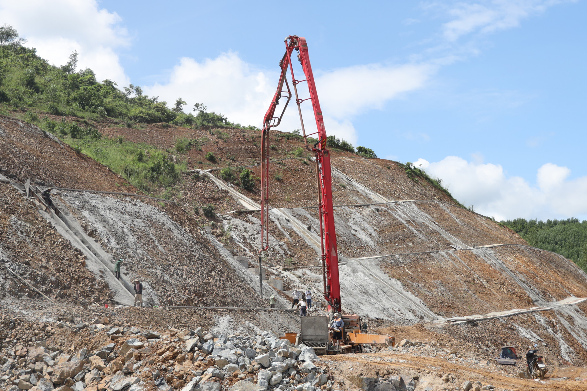 Trên công trường cao tốc Khánh Hòa - Buôn Ma Thuột