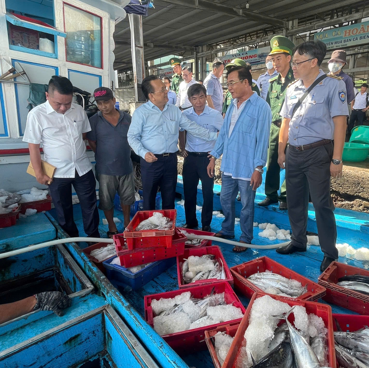 Đồng chí Lê Hữu Hoàng trao đổi với ngư dân về việc tuân thủ quy định chống khai thác IUU trong quá trình đánh bắt hải sản