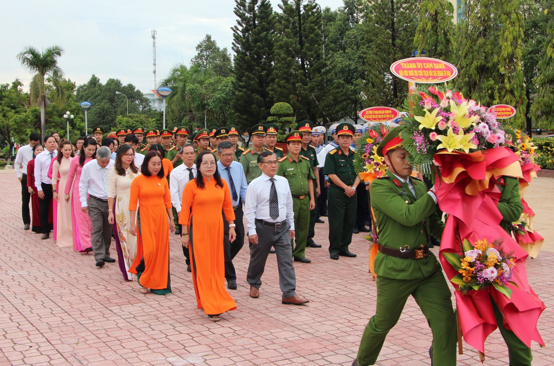 Lãnh đạo TP. Cam Ranh dâng hoa, dâng hương tại Tượng đài Bác Hồ.