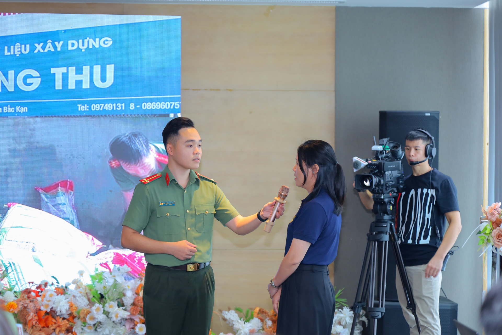 Các thí sinh tham gia phần thi phát thanh viên, người dẫn chương trình trong khuôn khổ liên hoan.