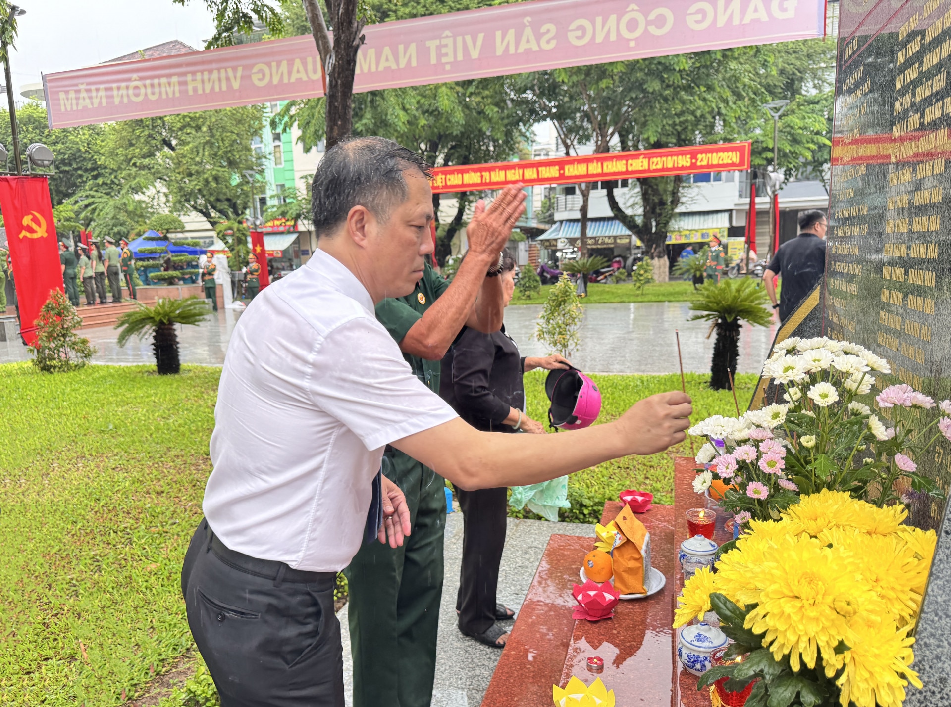 Đồng chí Trần Minh Chiến – Chủ tịch UBND thành phố dâng hương tại bia tưởng niệm chiến sĩ 23 tháng 10.