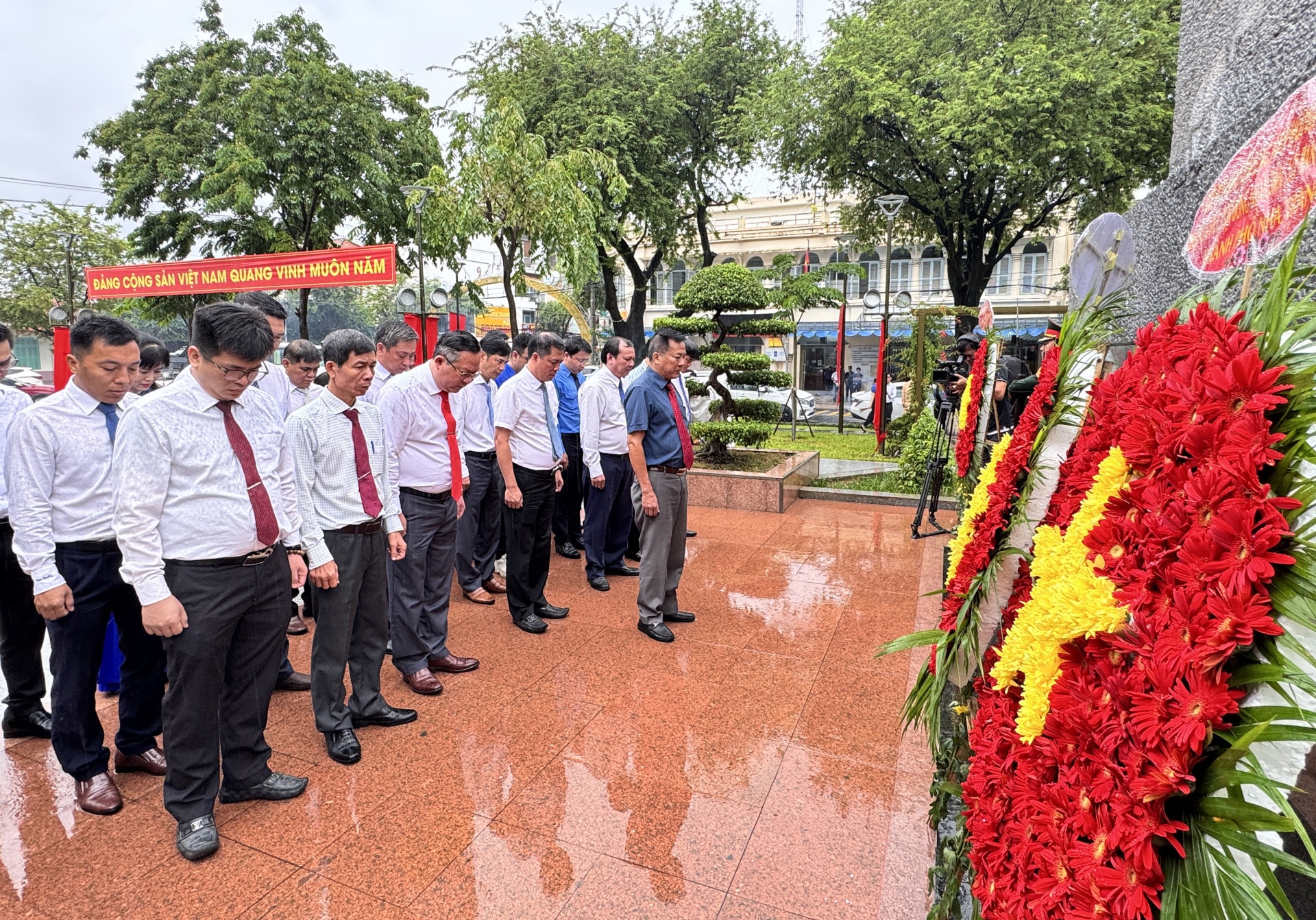 Đoàn đại biểu TP. Nha Trang mặc niệm tri ân công ơn các anh hùng, liệt sĩ.