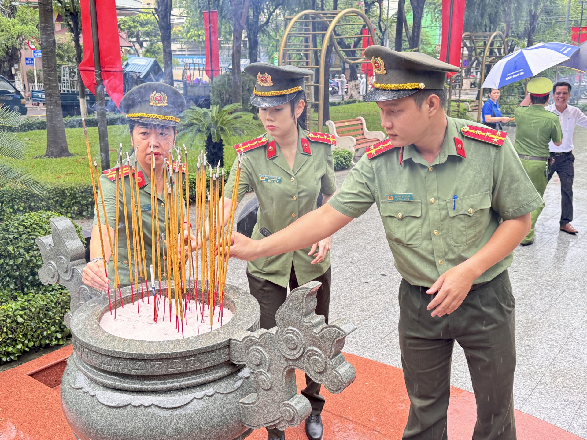 Các lực lượng vũ trang, công an dâng hương tại Công viên 23 tháng 10. 