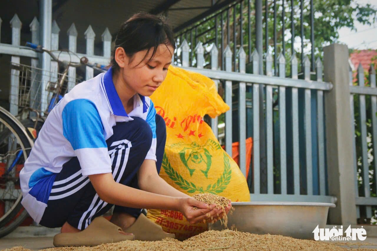 Nữ sinh mồ côi quyết học tập để có tiền chữa bệnh cho bà - Ảnh 3.