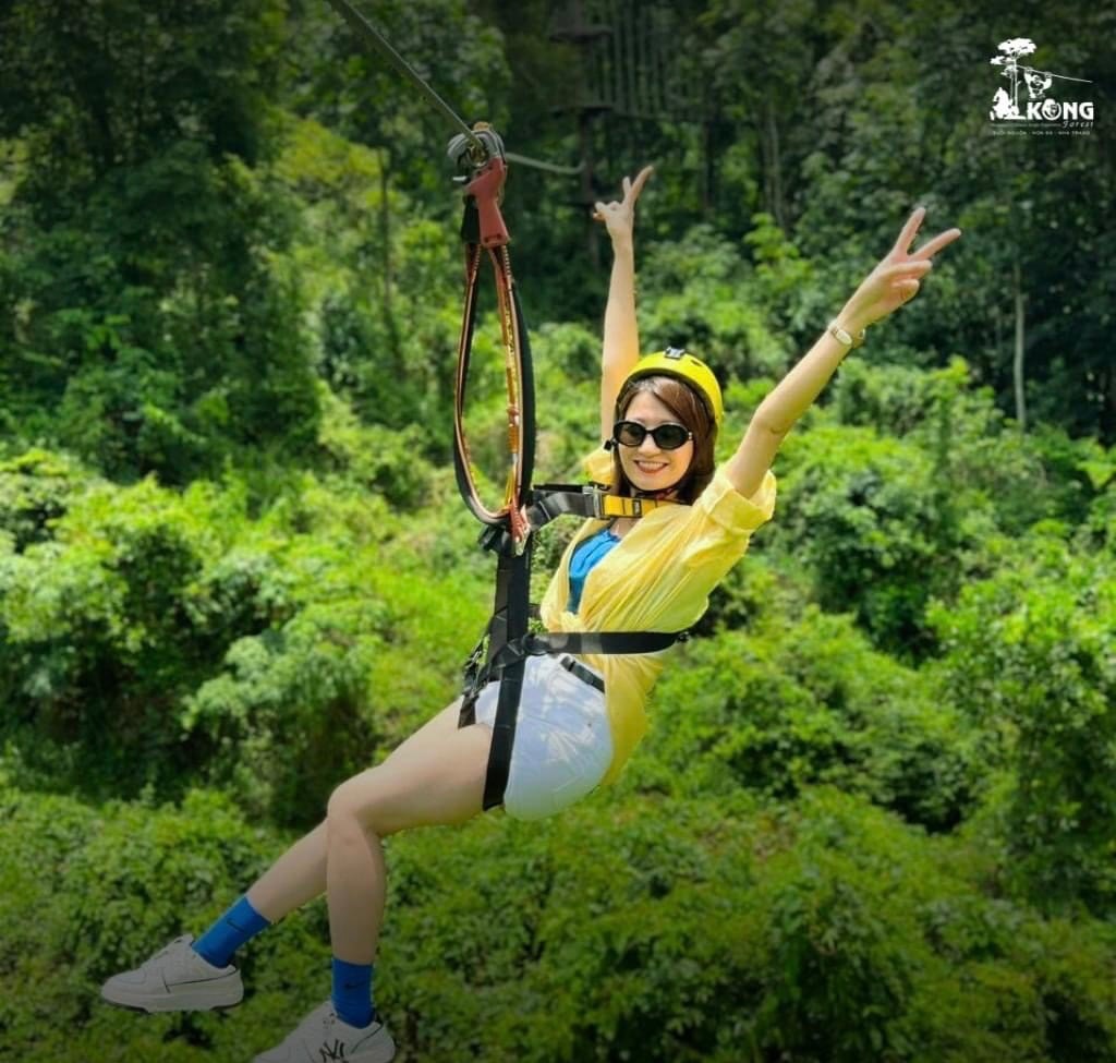 Du khách trượt zipline ở Công viên du lịch Kong Forest (xã Suối Cát, huyện Cam Lâm). 