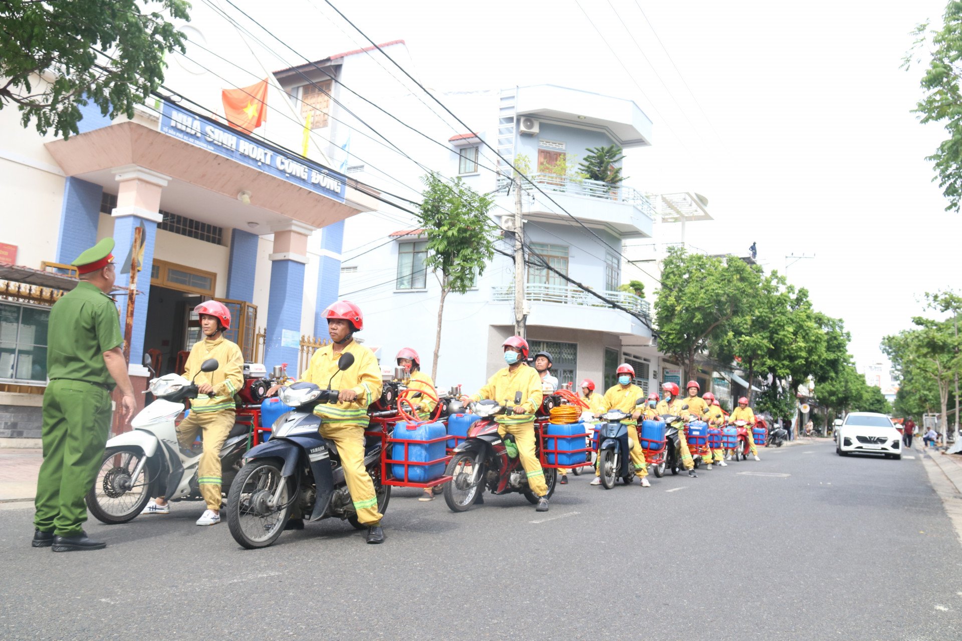 Lưc lượng bảo vệ an ninh trật tự cơ sở tham gia Mô hình “Xe chữa cháy lưu động” tại phường Vĩnh Nguyên