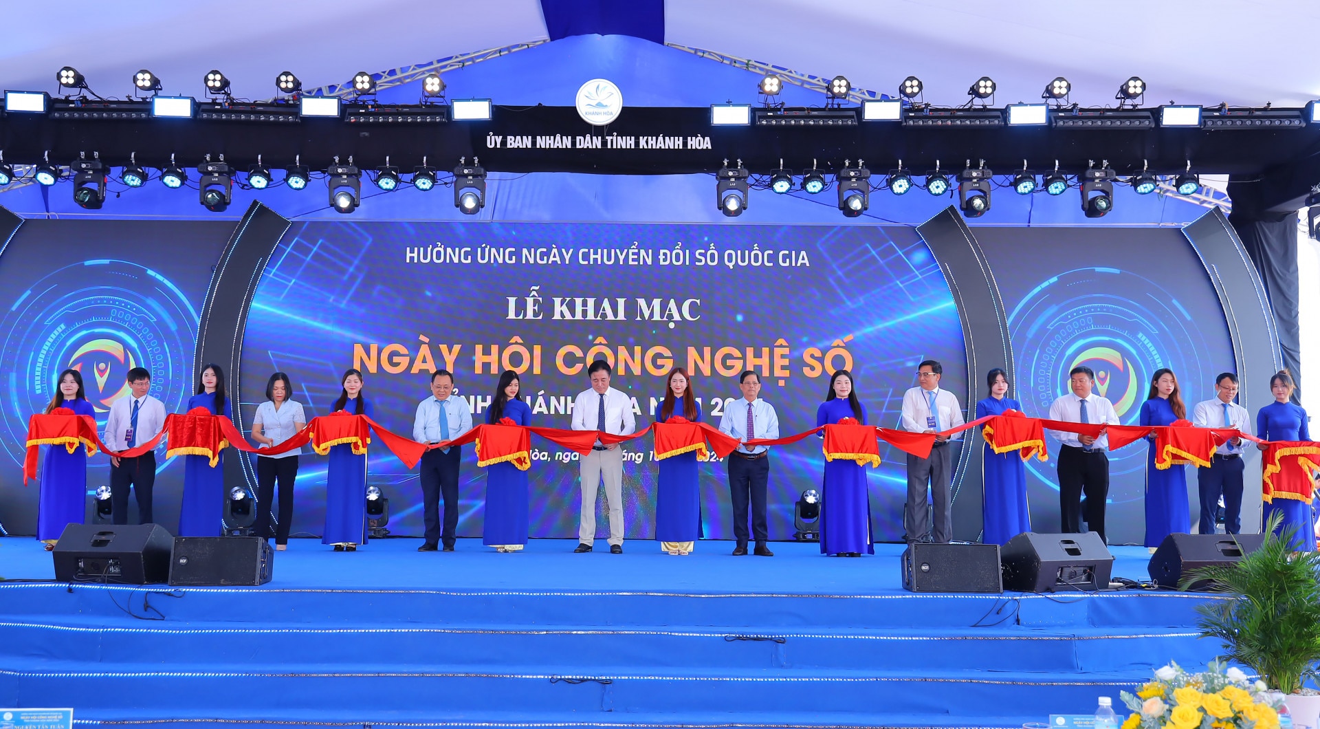 Các đại biểu cắt băng khai mạc Ngày hội công nghệ số tỉnh Khánh Hòa năm 2024.