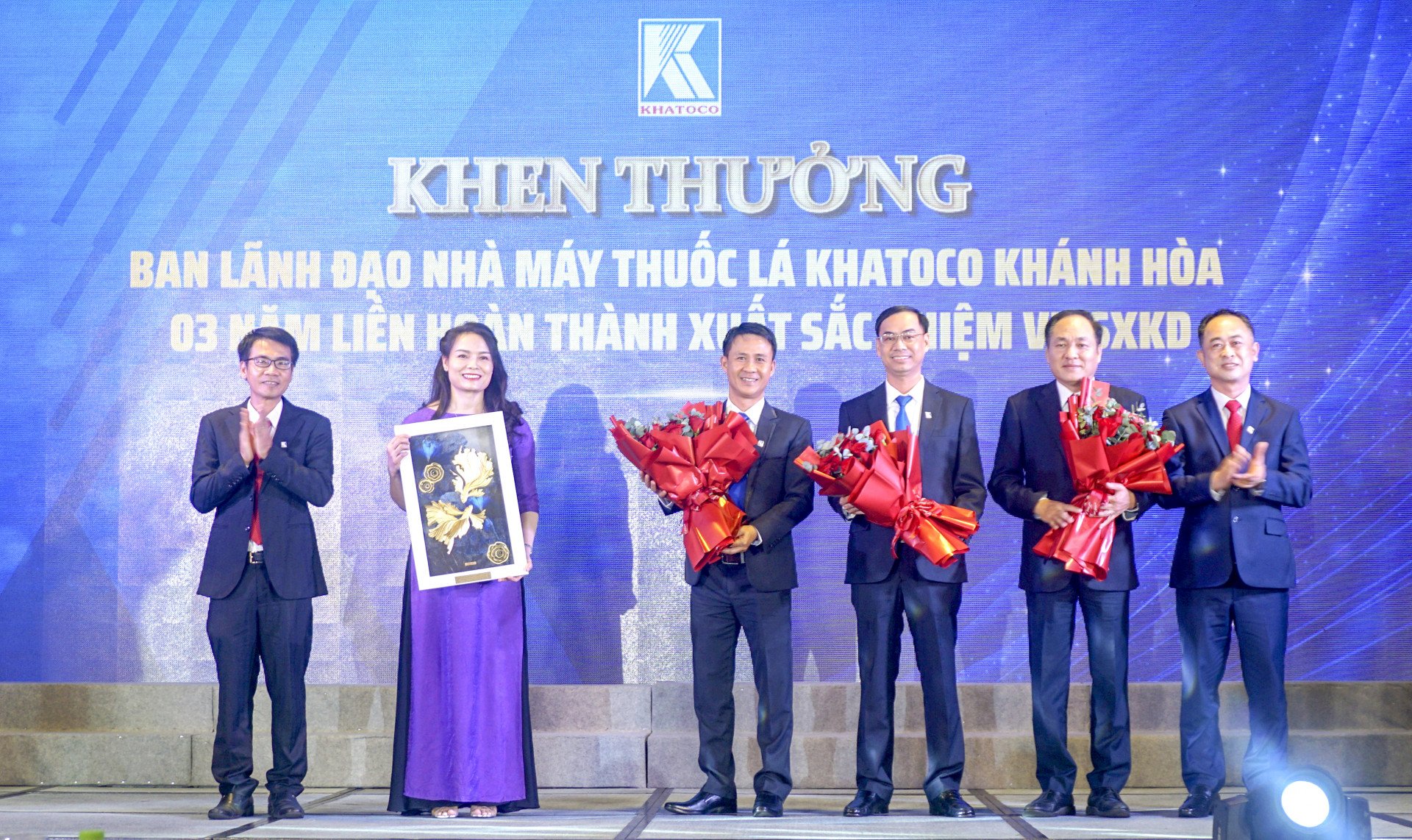 Lãnh đạo Tổng Công ty Khánh Việt tuyên dương Ban lãnh đạo Nhà máy thuốc lá Khatoco Khánh Hòa 
có thành tích xuất sắc 3 năm liền.
