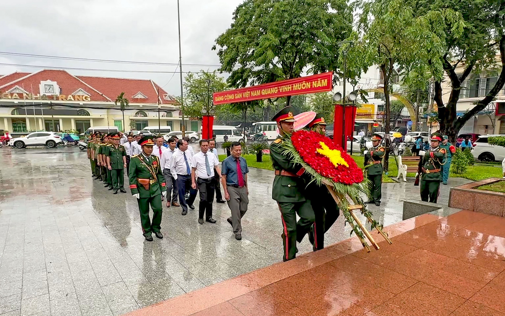 Đoàn đại biểu Thành ủy, HĐND, UBND, UBMTTQ Việt Nam TP. Nha Trang dâng hoa tưởng niệm tại Tượng đài 23 tháng 10.