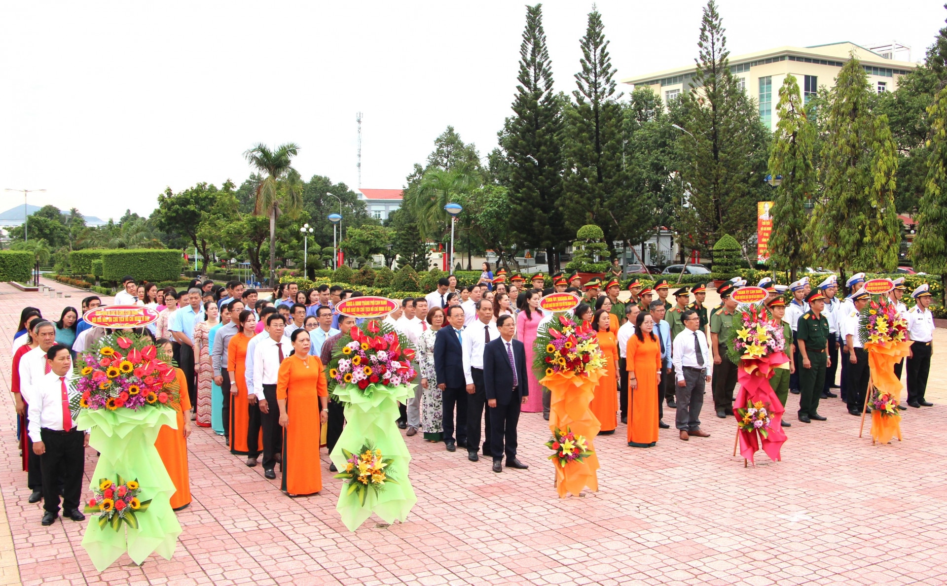 Lãnh đạo tỉnh và các sở, ban, ngành, các lực lượng vũ trang và lãnh đạo TP. Cam Ranh tham dự lễ dâng hoa, dâng hương tại Tượng đài Bác Hồ.