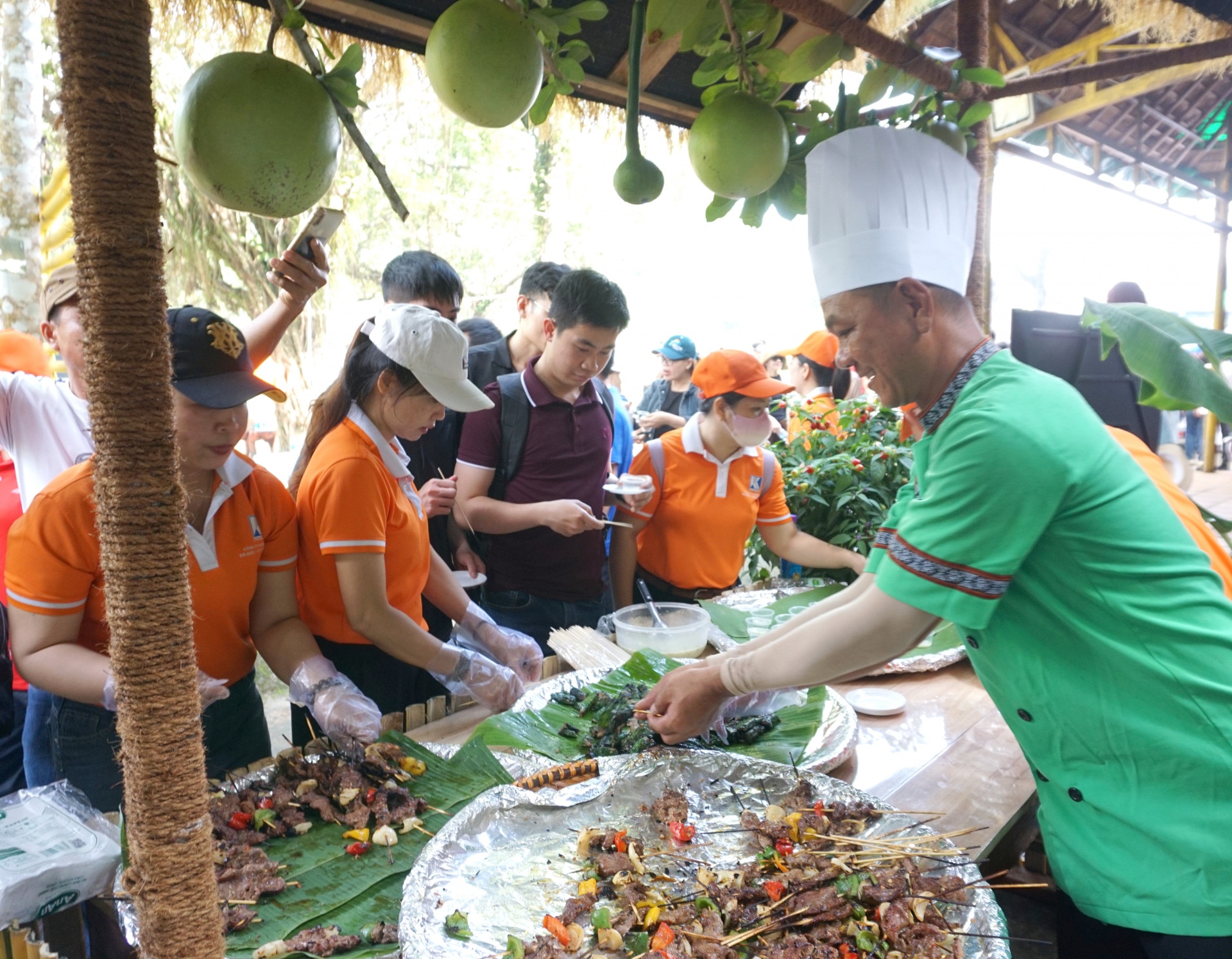 Du khách dùng thử các món ngon từ thịt đà điểu Khatoco tại Công viên Du lịch Yang Bay