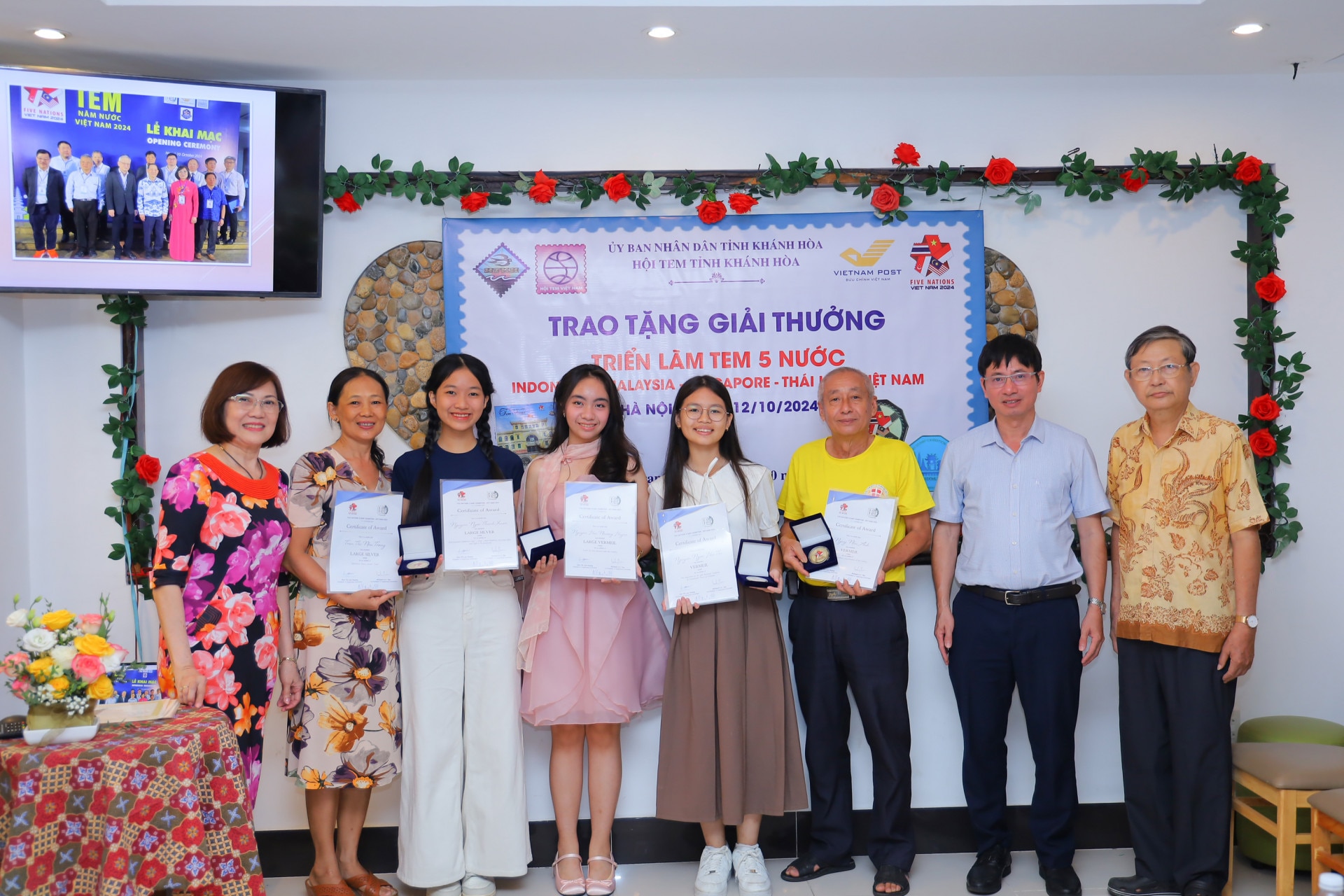 Lãnh đạo Sở Thông tin và Truyền thông cùng Hội Tem tỉnh trao thưởng cho các hội viên đạt giải tại triển lãm tem 5 nước.