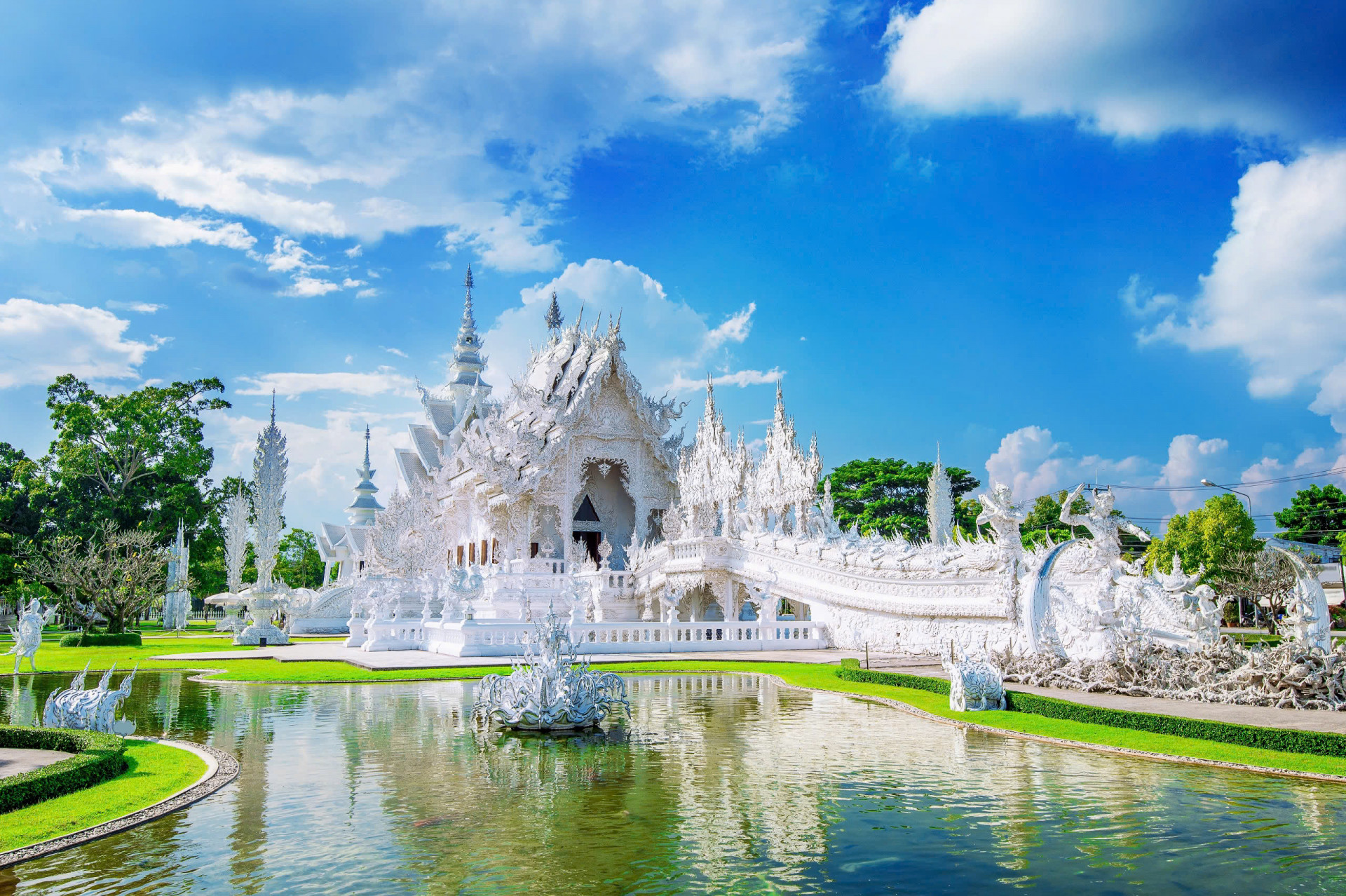 Chùa Trắng (Wat Rong Khun) ở Chiang Rai, Thái Lan chỉ một gam màu trắng thuần khiết 
gây ấn tượng với mọi du khách.