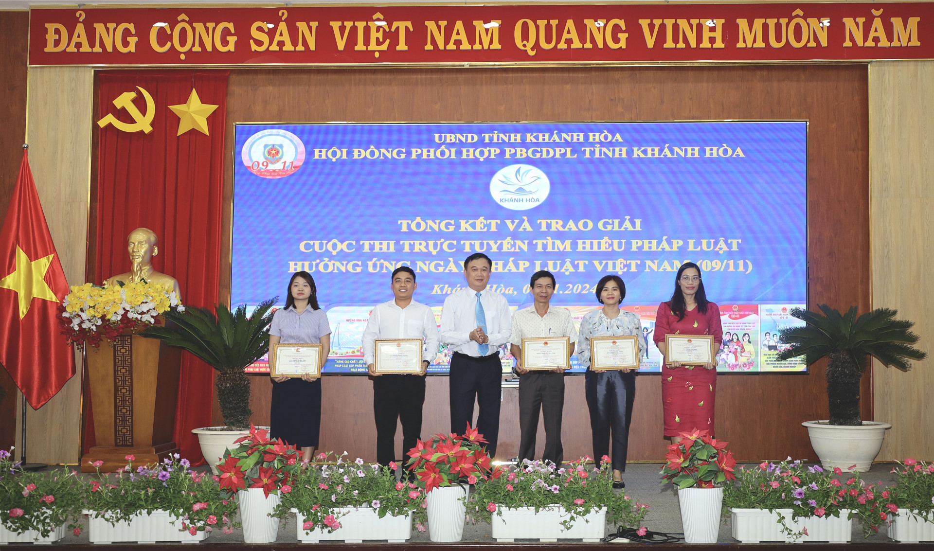 Ông Đặng Văn Khánh - Phó Giám đốc Sở Tư pháp trao giải Nhì 2 cuộc thi cho các tập thể, cá nhân. 