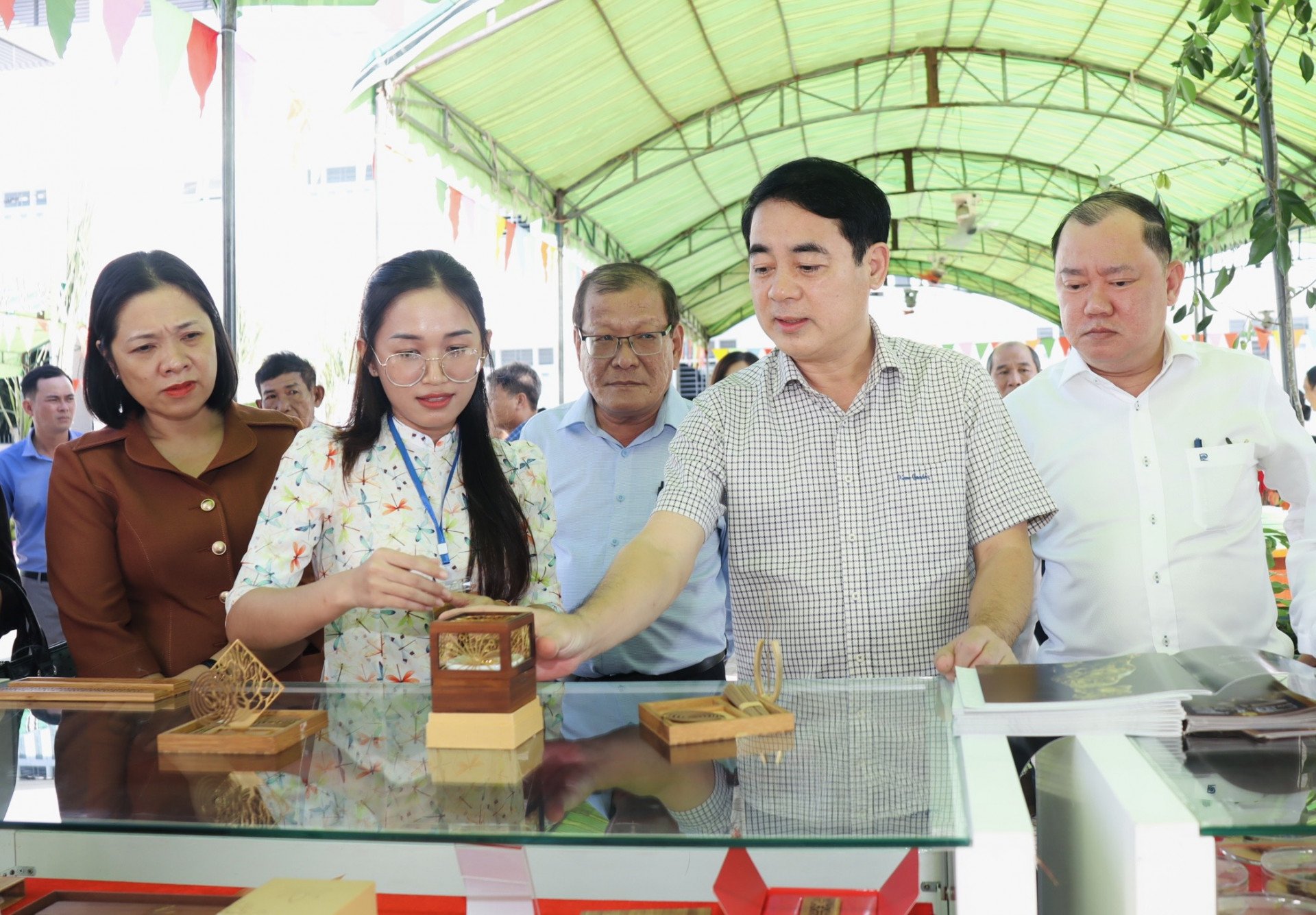 Bí thư Nghiêm Xuân Thành và đại biểu tham quan sản phẩm chế tác từ Trầm Hương tại Ngày hội Đại đoàn kết toàn dân tộc Khu dân cư Phước Lương.