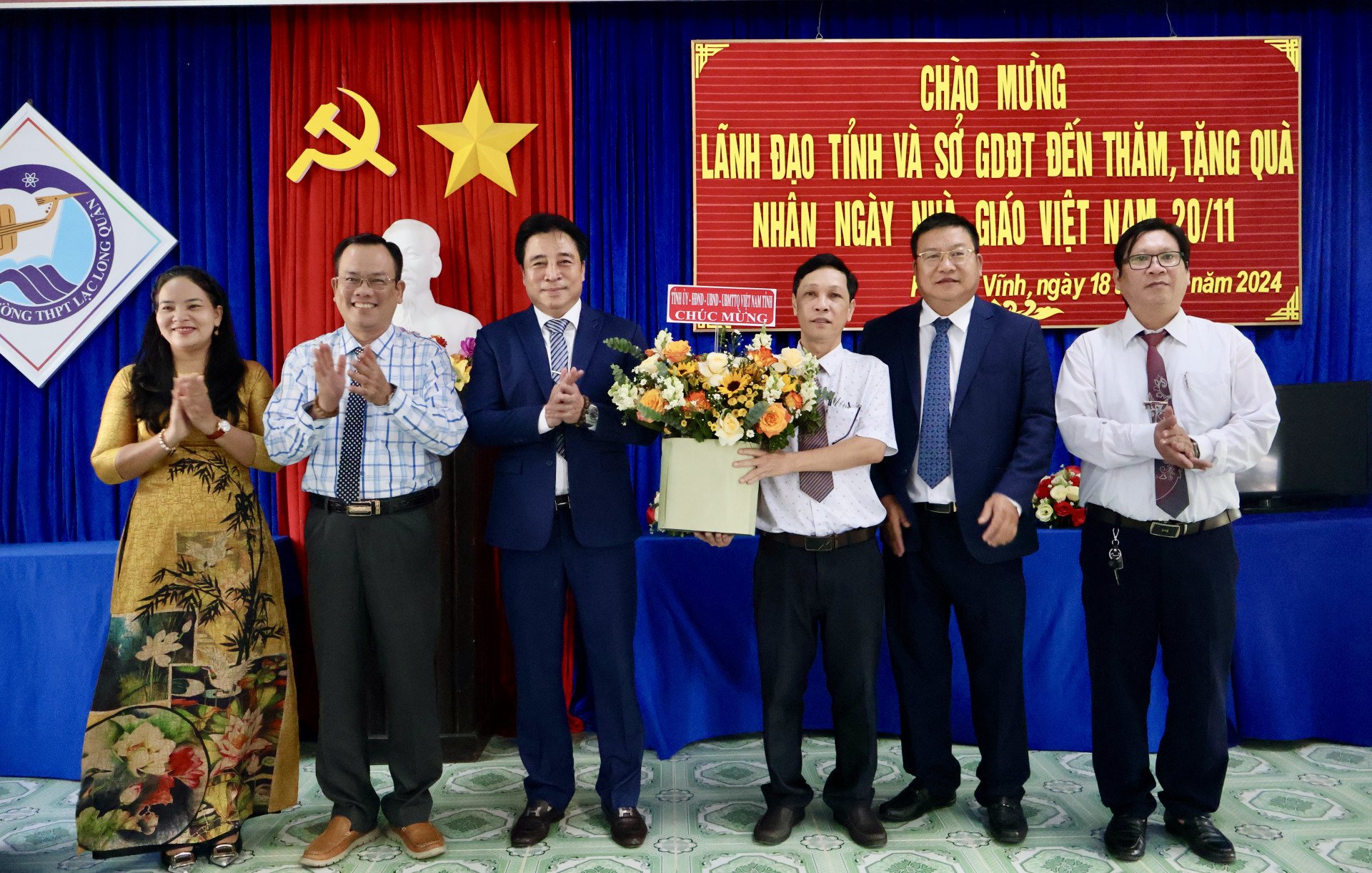 Ông Nguyễn Khắc Toàn thăm, tặng hoa chúc mừng Trường THPT Lạc Long Quân (thị trấn Khánh Vĩnh) nhân ngày Nhà giáo Việt Nam