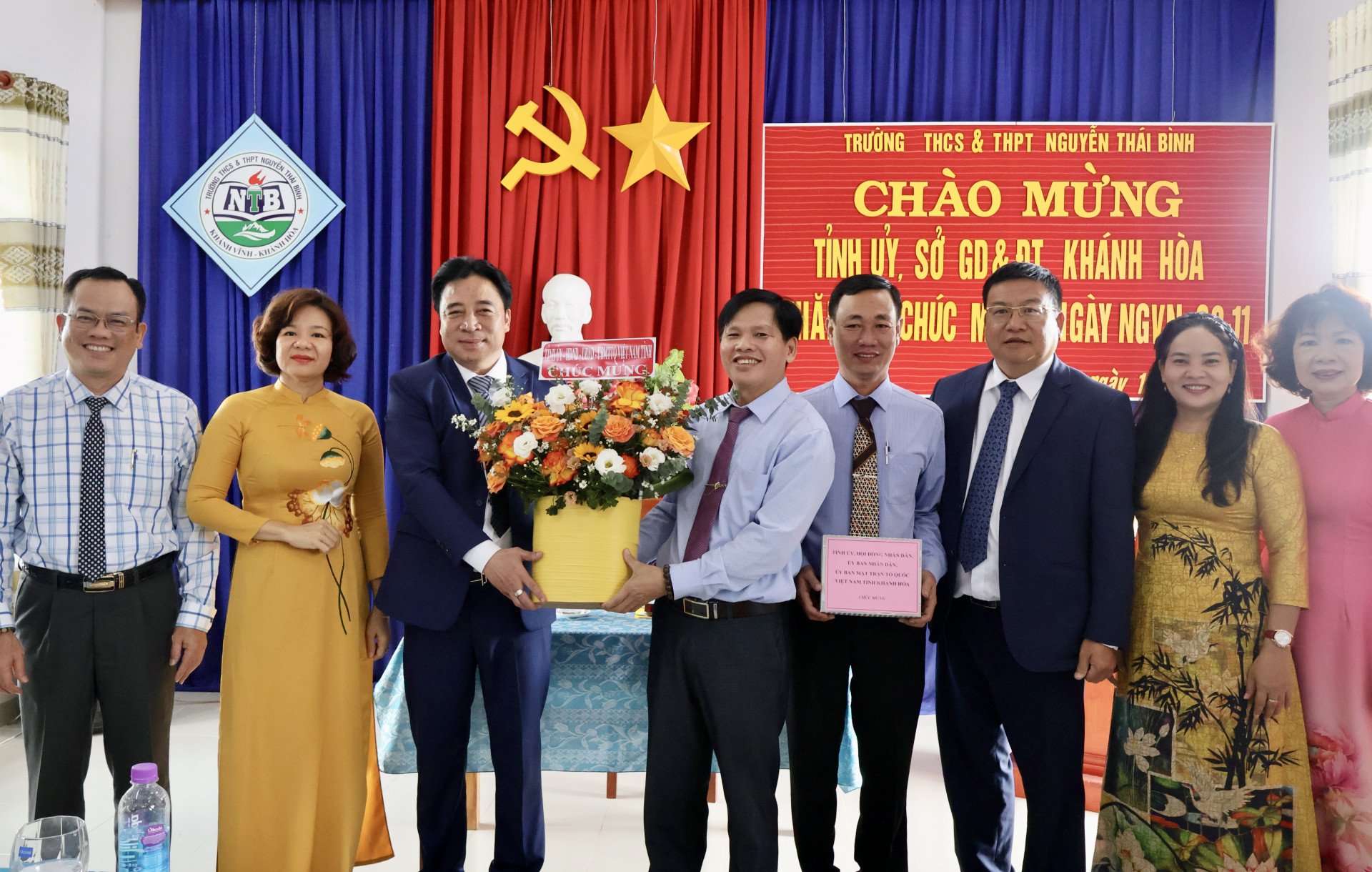 Ông Nguyễn Khắc Toàn thăm, tặng hoa chúc mừng Trường THCS và THPT Nguyễn Thái Bình (xã Khánh Bình) nhân ngày Nhà giáo Việt Nam