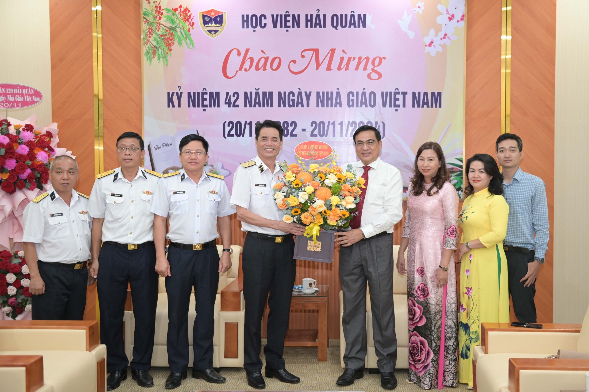 Trưởng Ban Tuyên giáo Tỉnh ủy tặng hoa chúc mừng Học viện Hải quân.