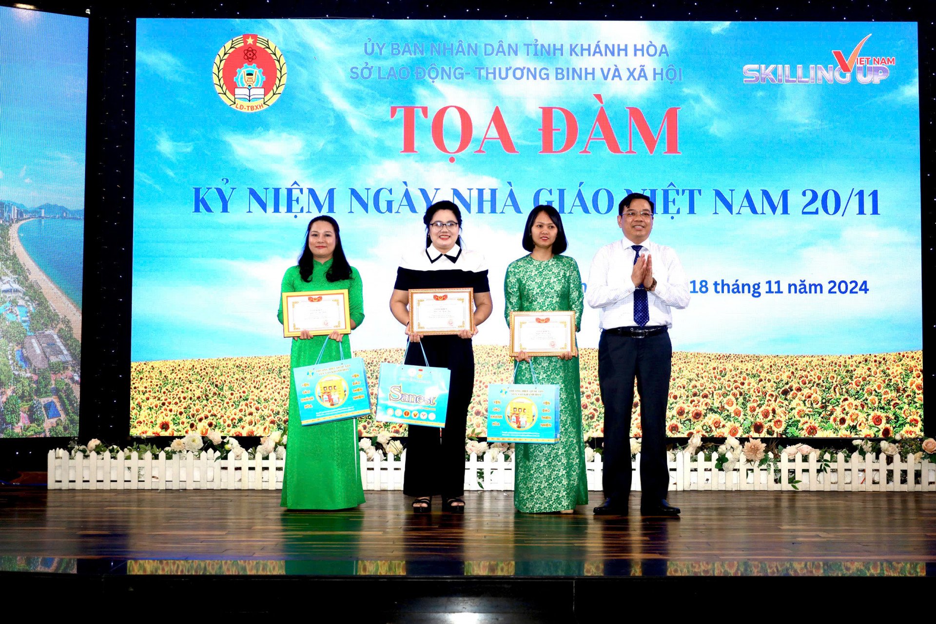 Ông Nguyễn Sỹ Khánh - Giám đốc Sở Lao động – Thương binh và Xã hội trao giấy khen của Tổng cục Giáo dục nghề nghiệp cho các cá nhân.