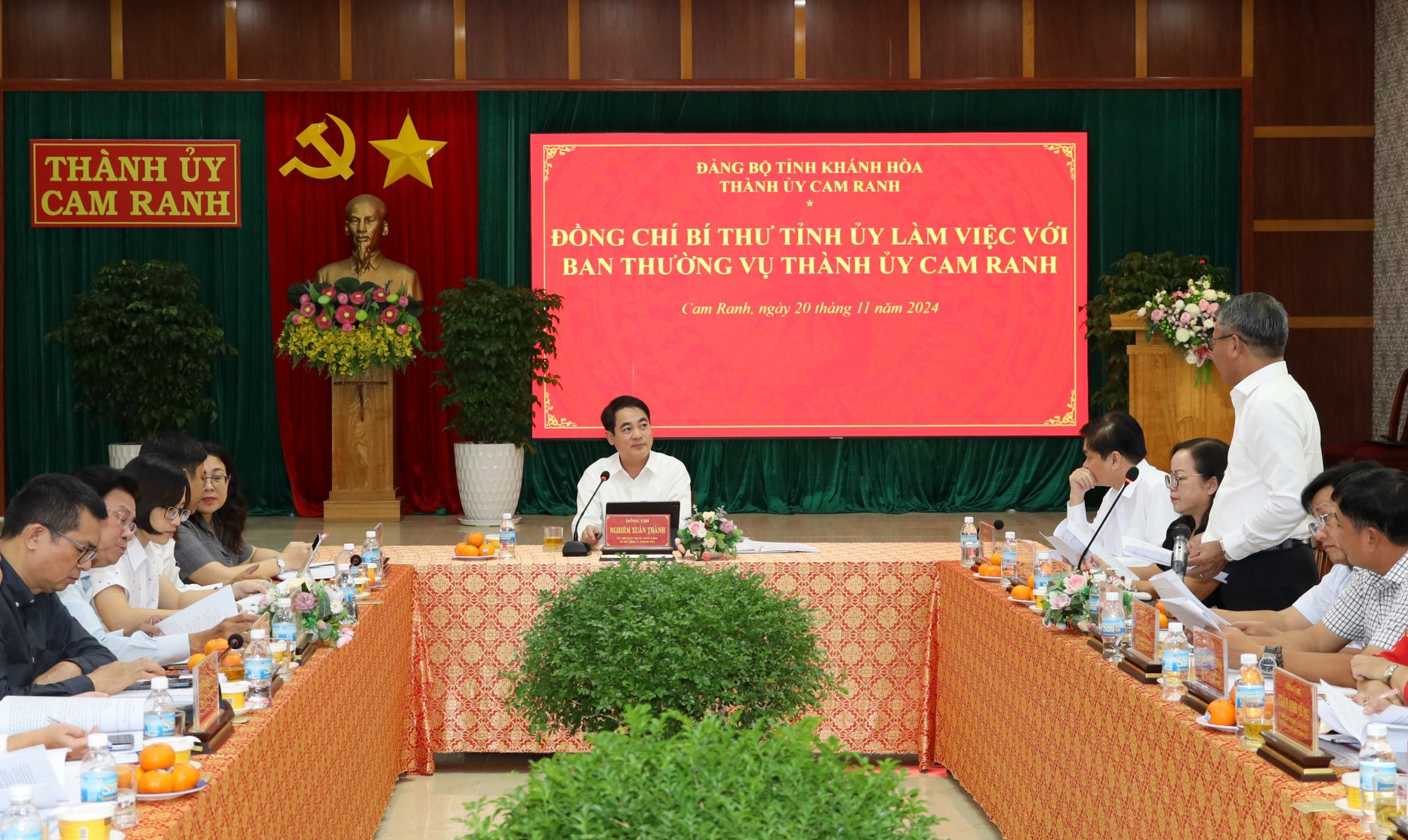 Bí thư Tỉnh ủy trao đổi với Chủ tịch UBND TP. Cam Ranh.