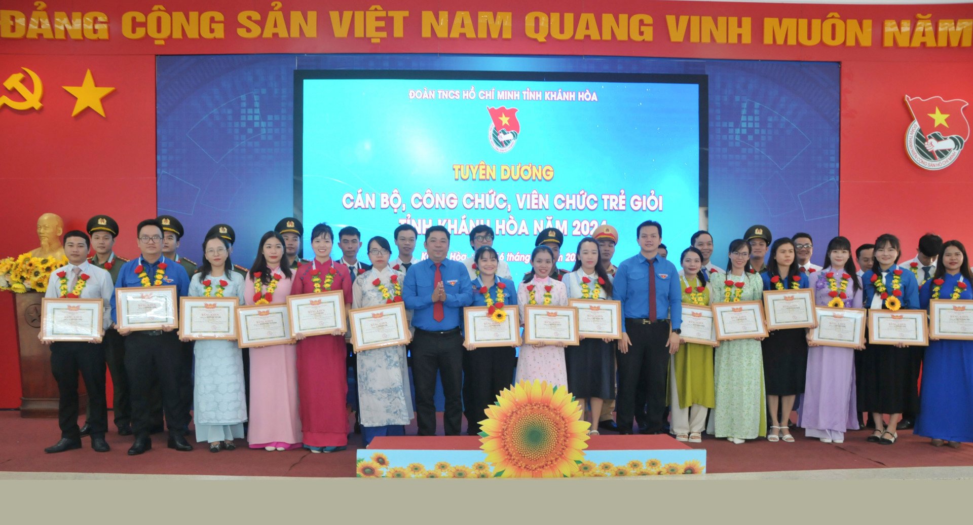 Lãnh đạo Tỉnh đoàn khen thưởng 34 cán bộ, công chức, viên chức trẻ giỏi tỉnh năm 2024.
