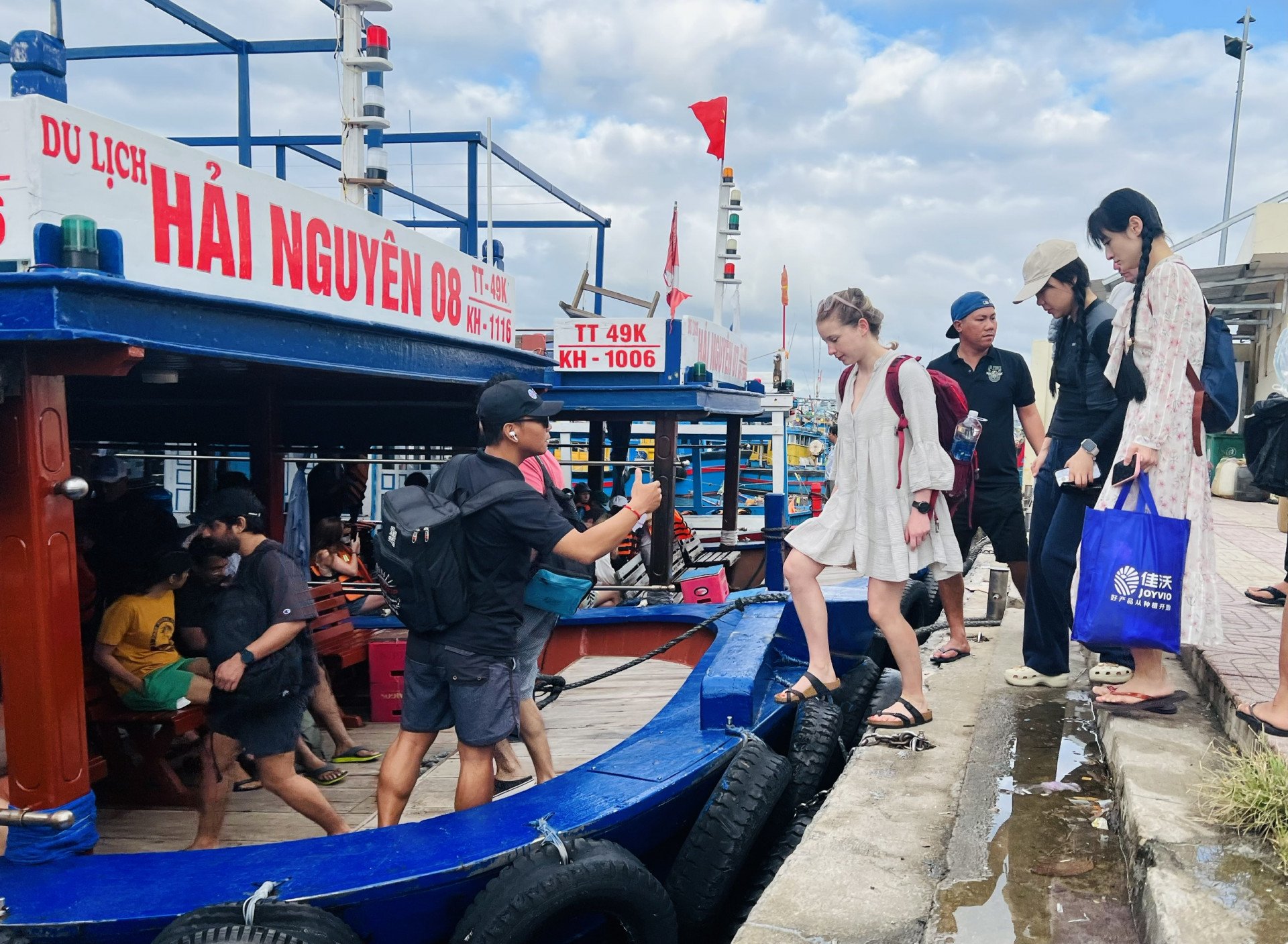 Du khách lên tàu tham quan vịnh Nha Trang