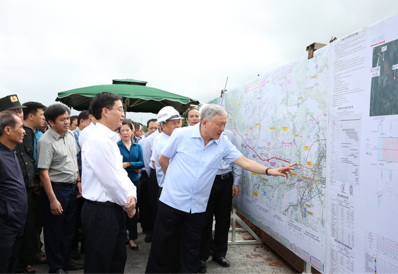 Phó Thủ tướng yêu cầu các cơ quan chủ quản, các chủ đầu tư tập trung tháo gỡ các khó khăn hiện tại, chỉ đạo quyết liệt hơn nữa để đẩy nhanh tiến độ thi công, bảo đảm tiến độ triển khai thực hiện Dự án cao tốc Khánh Hòa-Buôn Ma Thuột theo đúng yêu cầu, kế hoạch đề ra - Ảnh: VGP/Nguyễn Hoàng