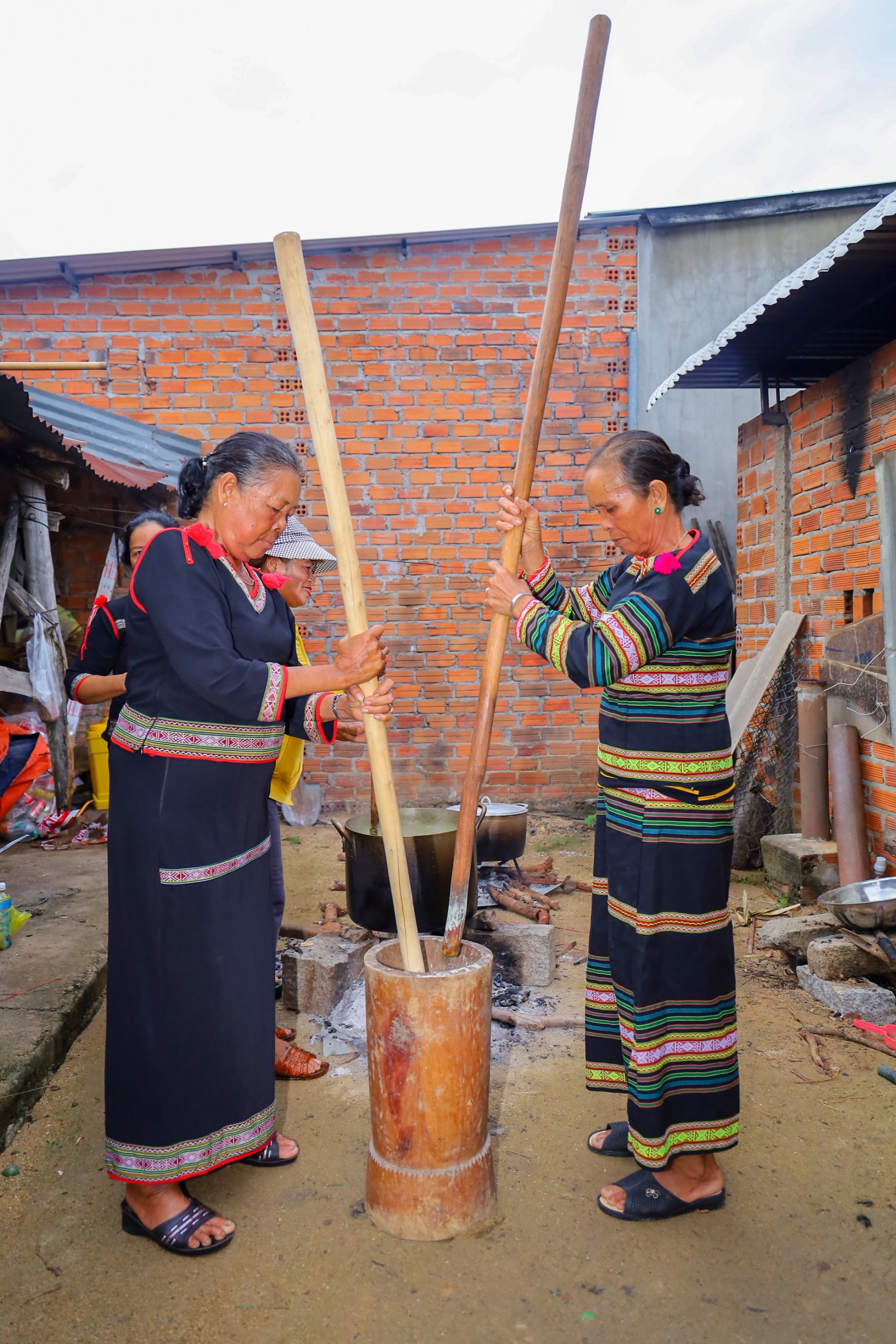 Những người phụ nữ đến giúp chủ nhà thực hiện các món ăn truyền thống của đồng bào Ê đê.