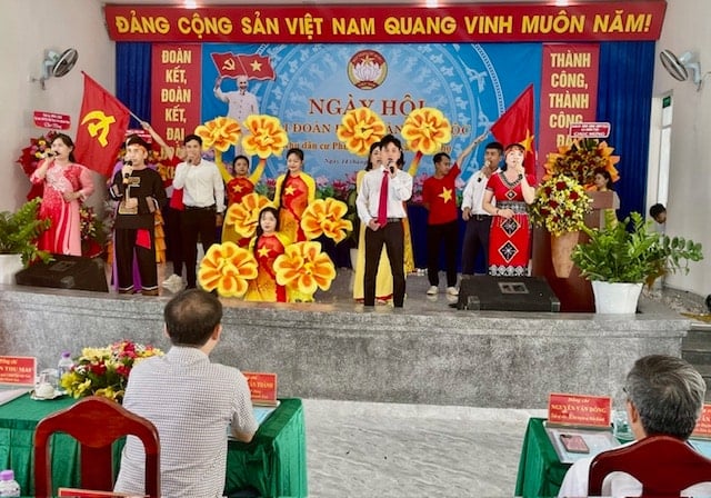 Liên hoan văn nghệ chào mừng ngày hội Đại đoàn kết ở khu dân cư.