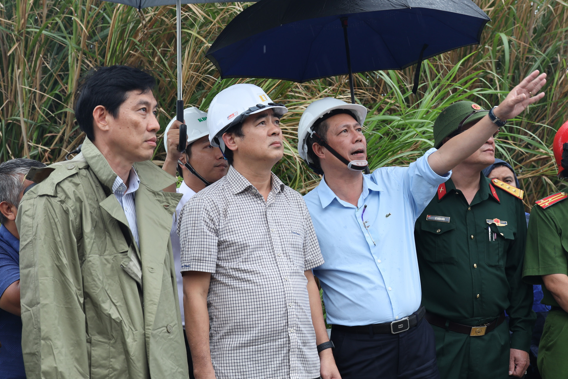 Bí thư Tỉnh ủy Nghiêm Xuân Thành nghe  lãnh  đạo  UBND  TP. Nha  Trang  và  Sở  Giao  thông  vận  tải  báo  cáo  phương  án  xử  lý  khối  đá