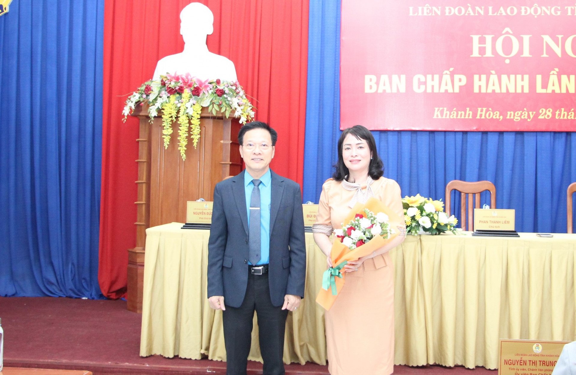 Ông Phan Thanh Liêm - Chủ tịch Liên đoàn Lao động tỉnh tặng hoa chúc mừng bà Lê Thị Nguyệt – Phó Giám đốc Sở Nội vụ được bầu vào Ban Chấp hành Liên đoàn Lao động tỉnh khóa XI.