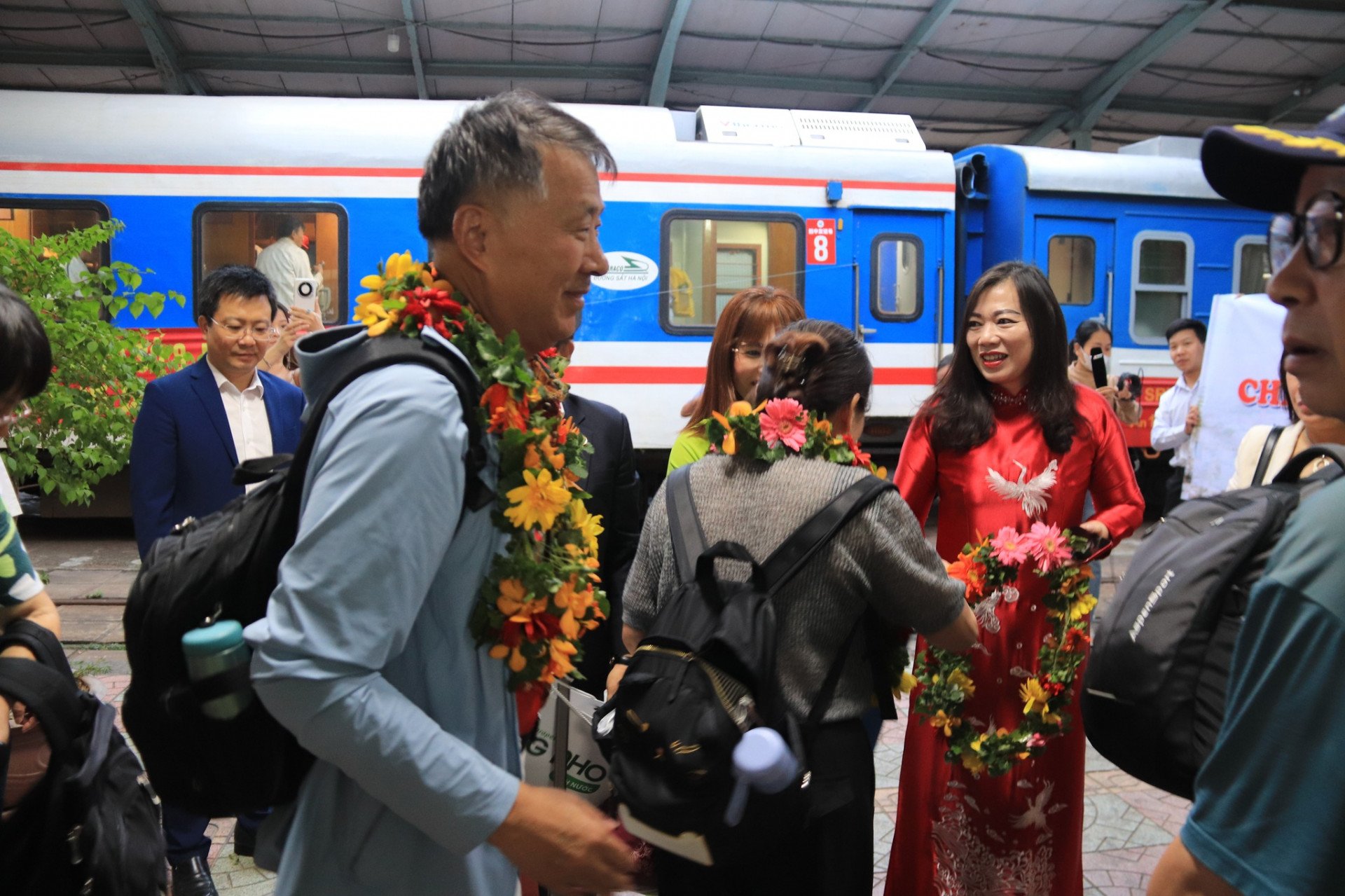 Bà Nguyễn Thị Lệ Thanh - Giám đốc Sở Du lịch Khánh Hòa tặng hoa cho du khách Trung Quốc đi tour du lịch xuyên Việt bằng tàu hỏa