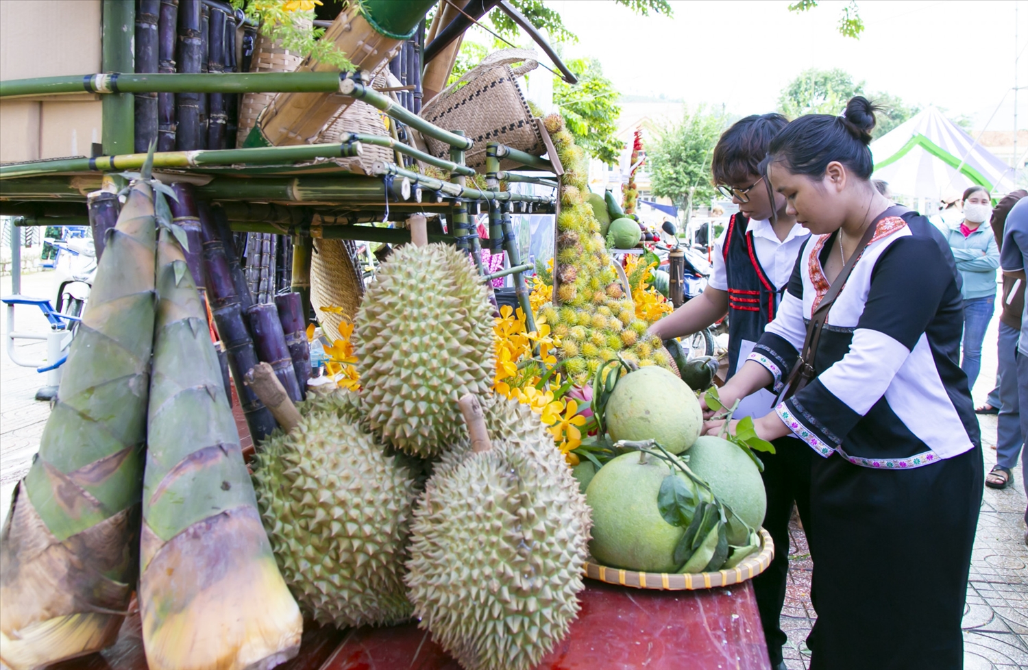 Người dân huyện Khánh Sơn với các sản phẩm nông sản tham gia Lễ hội trái cây Khánh Sơn năm 2024 (Ảnh minh họa).