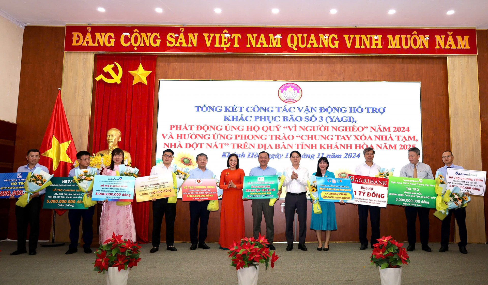 Bí thư Tỉnh ủy Nghiêm Xuân Thành và Chủ tịch UBMTTQ Việt Nam tỉnh Trần Thu Mai tặng hoa và tiếp nhận ủng hộ từ các doanh nghiệp, tổ chức.