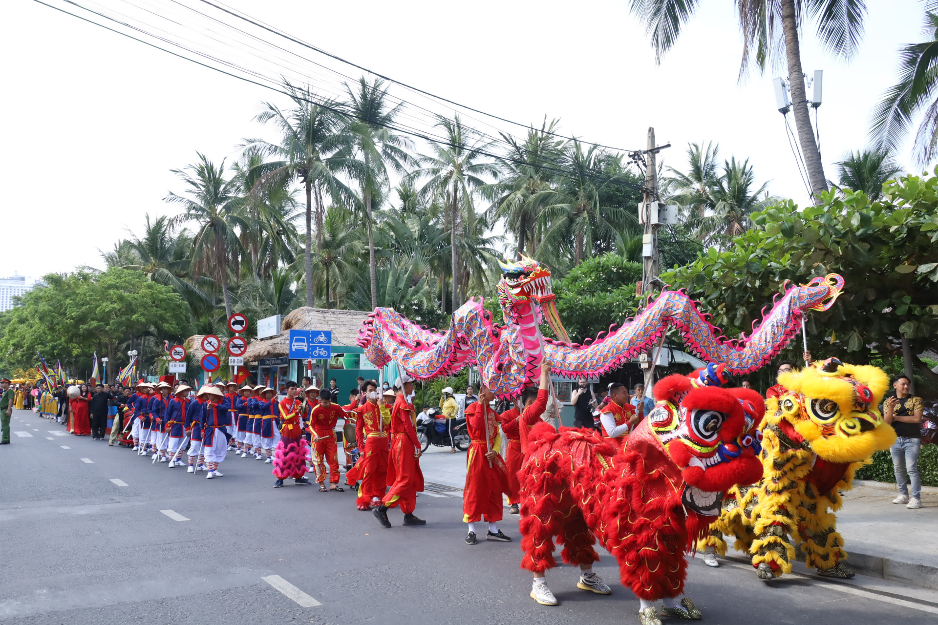 Biểu diễn lân sư rồng trong Lễ hội cầu ngư.