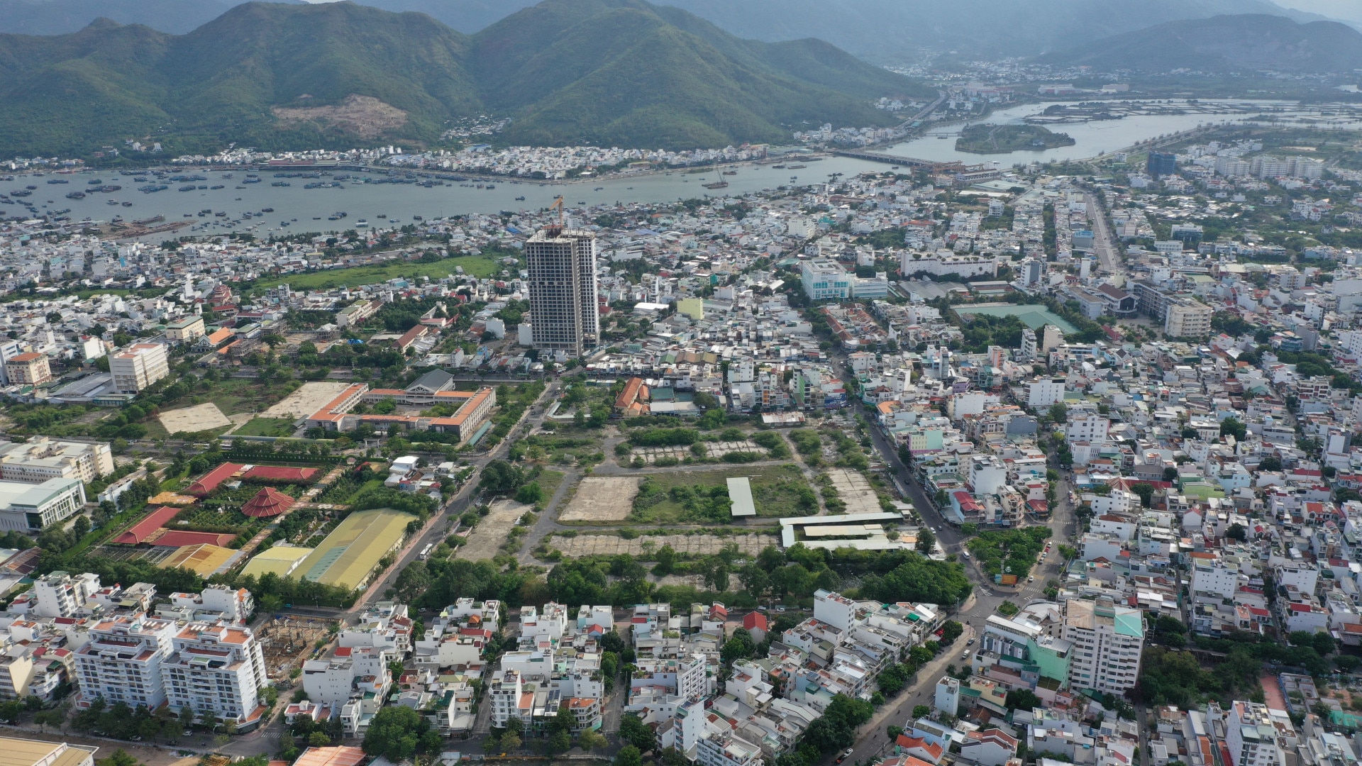 Một khu vực đất TP. Nha Trang từ trên cao.
