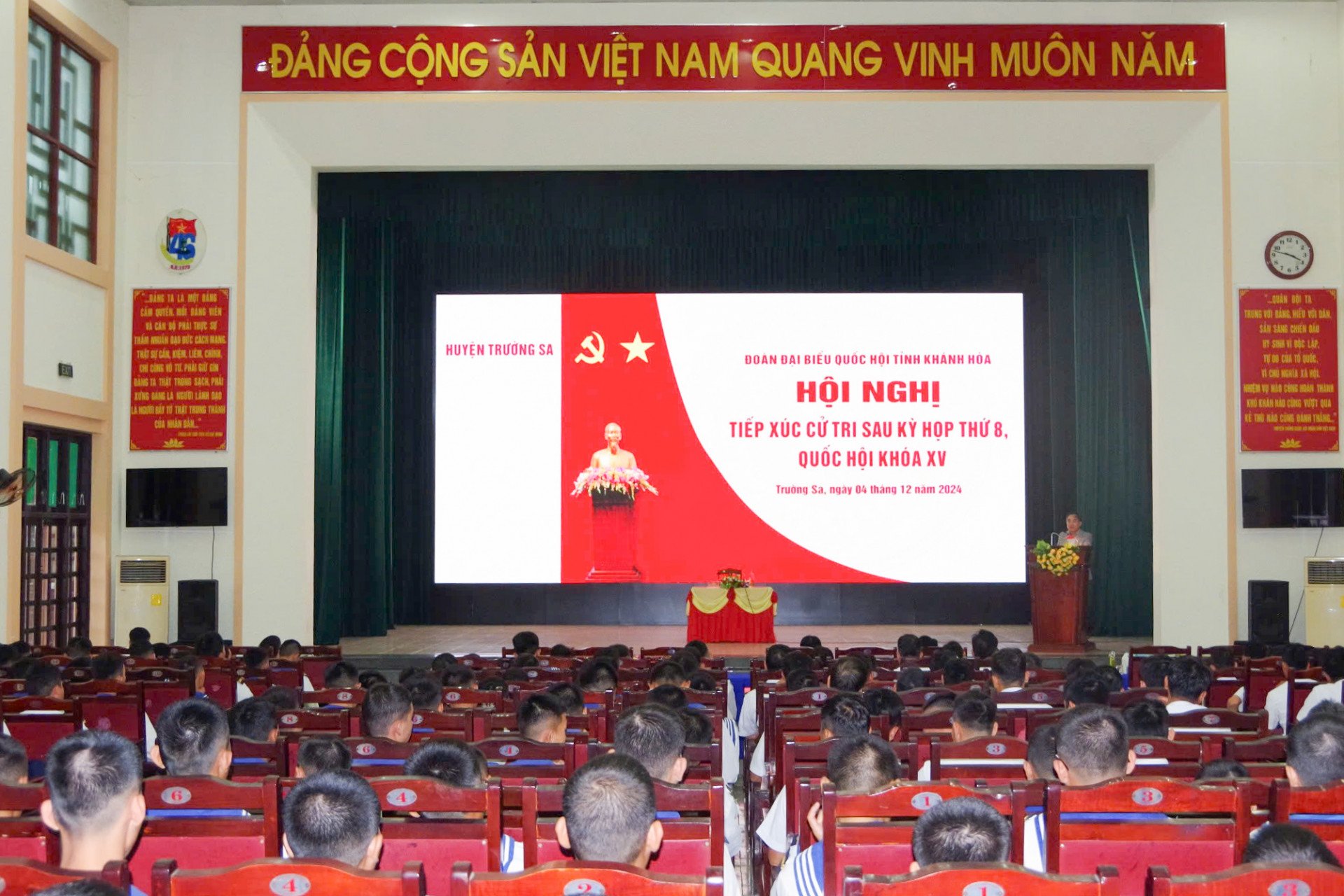 Quang cảnh buổi tiếp xúc cử tri.