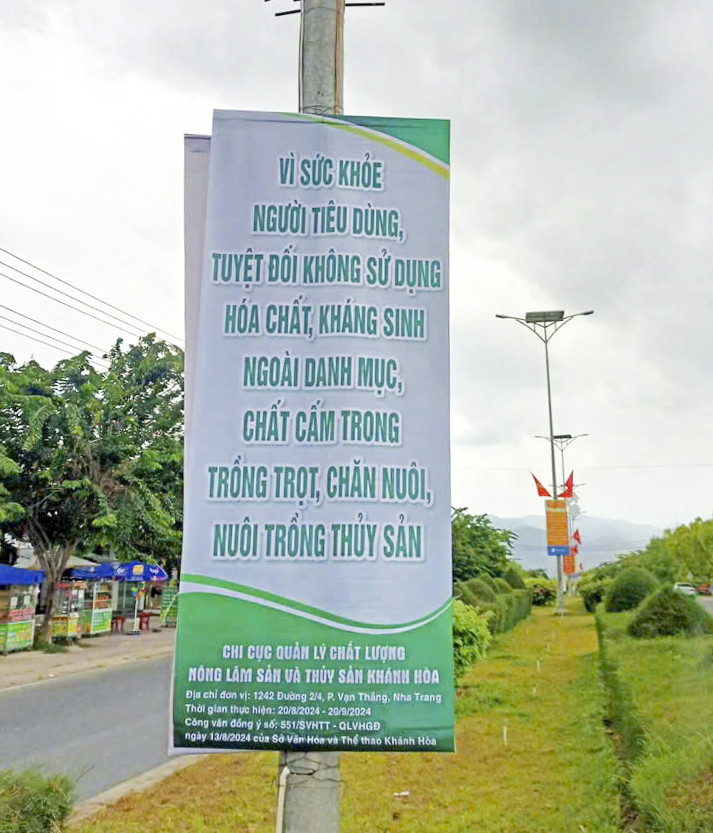 Băng rôn tuyên truyền về đảm bảo vệ sinh an toàn thực phẩm nông lâm thủy sản
tại Cam Lâm.