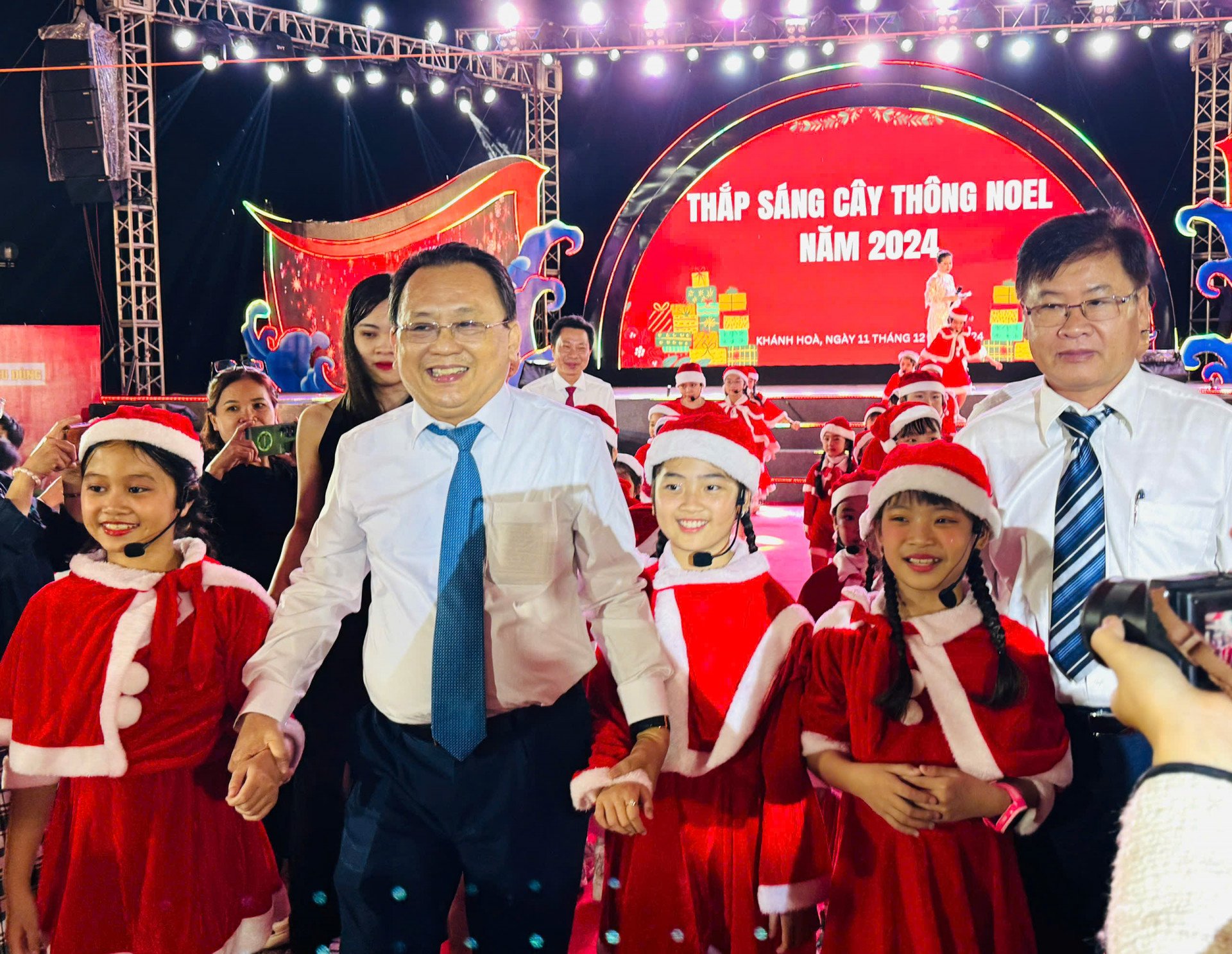 Ông Lê Hữu Hoàng và các cháu thiếu nhi tiến đến cây thông Noel