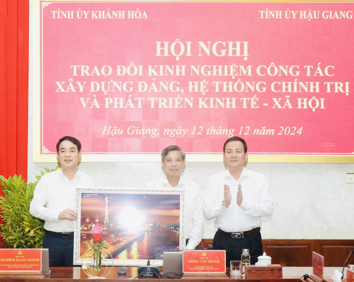 Thường trực Tỉnh ủy Hậu Giang tặng quà Đoàn công tác tỉnh Khánh Hòa.